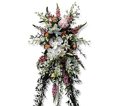 Pastel Setting AF8 - Feminine, pastel, seasonal flowers set on an easel, perfect as a side setting for a funeral service.