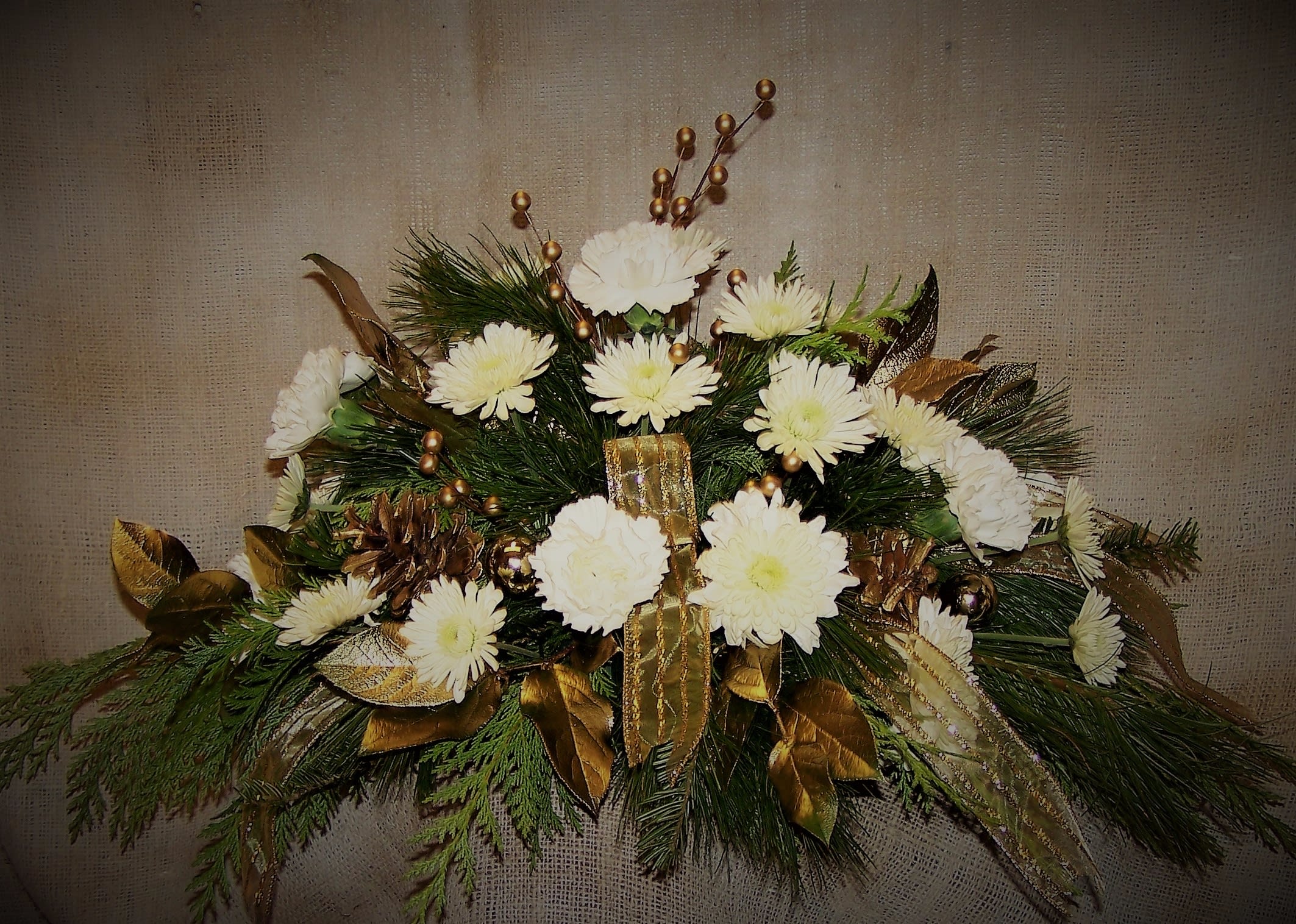 Centerpiece in gold in Bellevue, NE Bellevue Florist