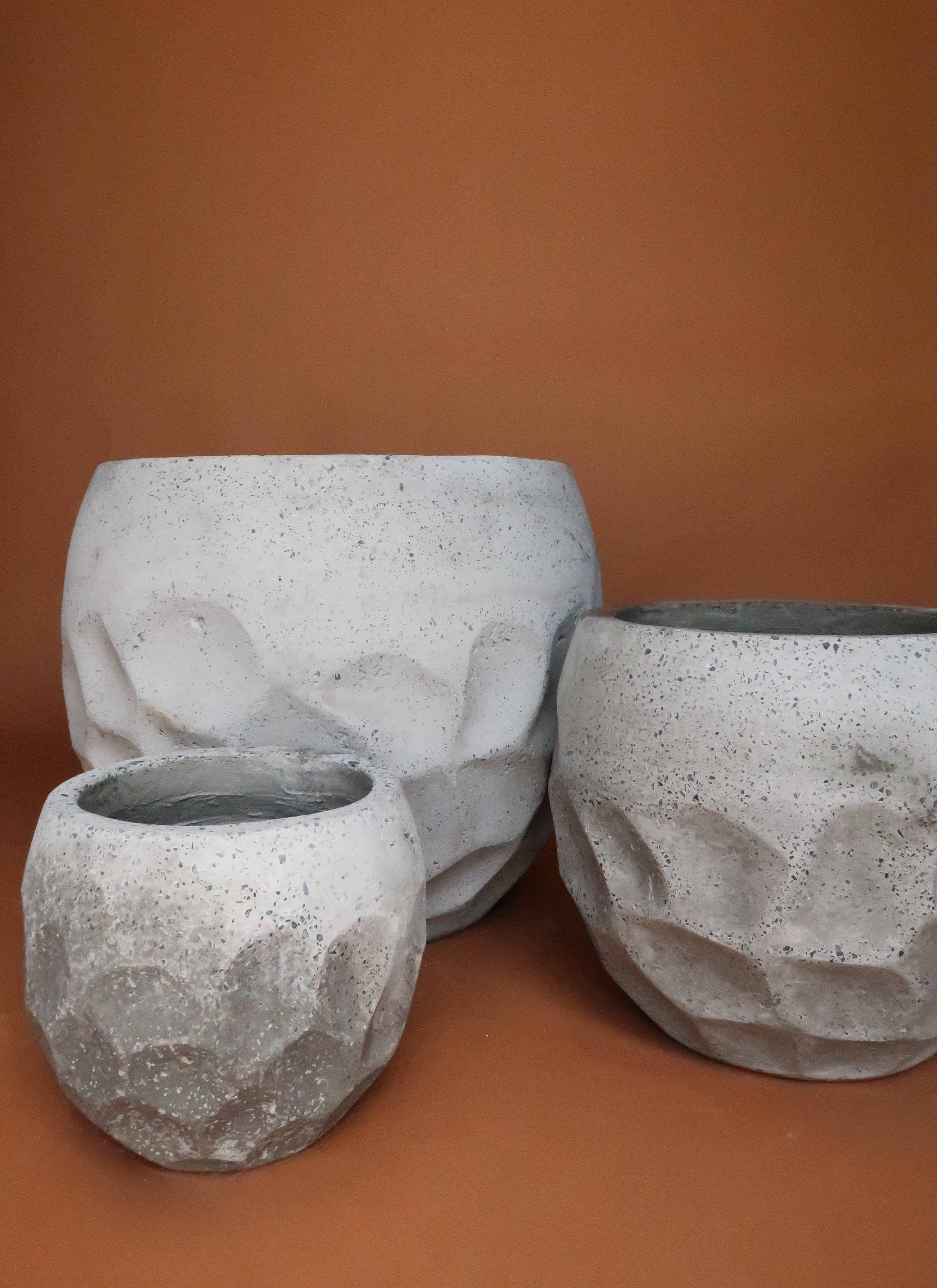 Round Terrazzo Grey Planter In Miami Fl Avant Gardens Il est fabriqué à partir de ciments colorés mélangés avec des fragments et grains de marbre ou de cristal recyclé. round terrazzo grey planter in miami fl avant gardens
