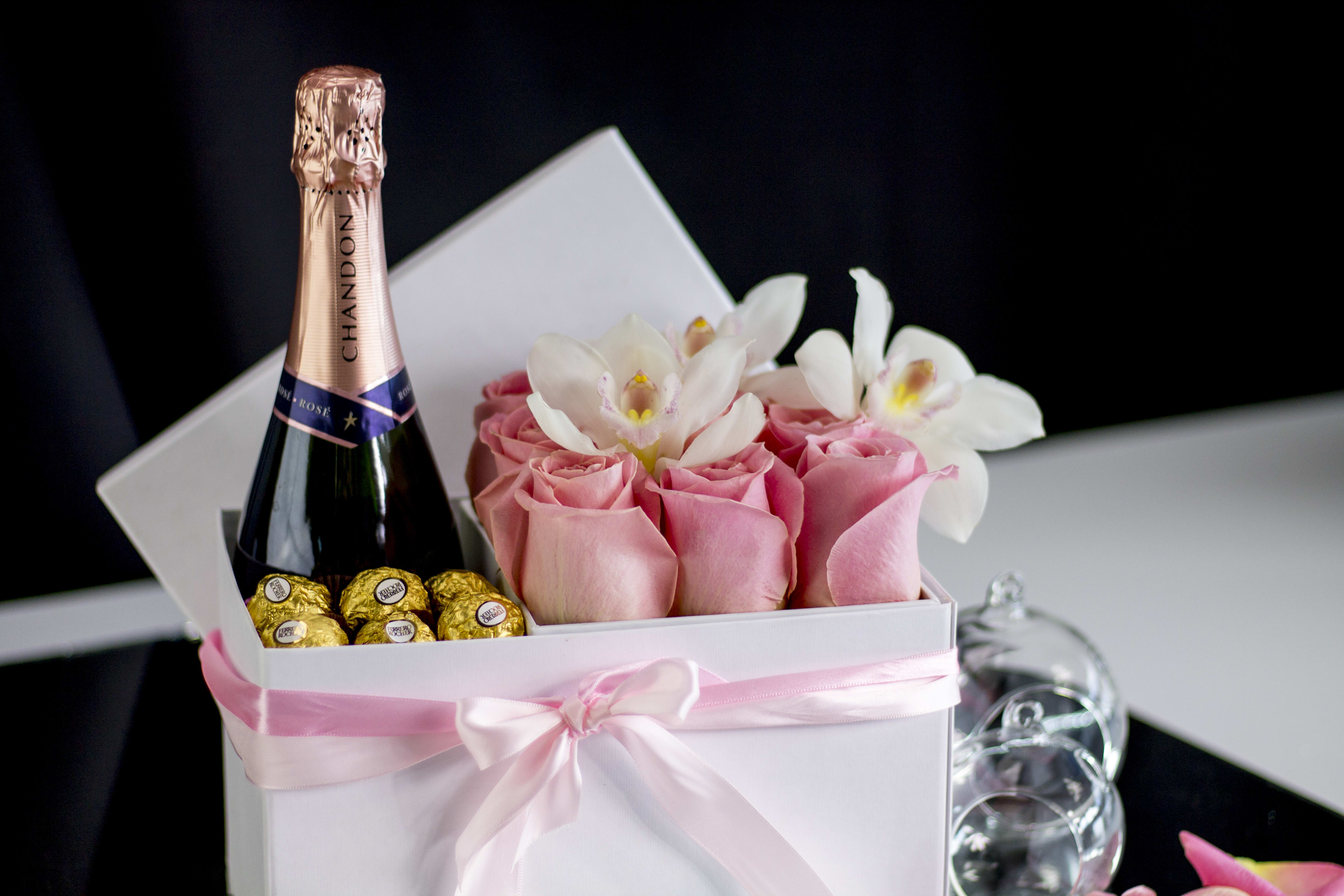 Gift box with flowers, chocolate and champagne in Miami , FL | Luxury Flowers Miami