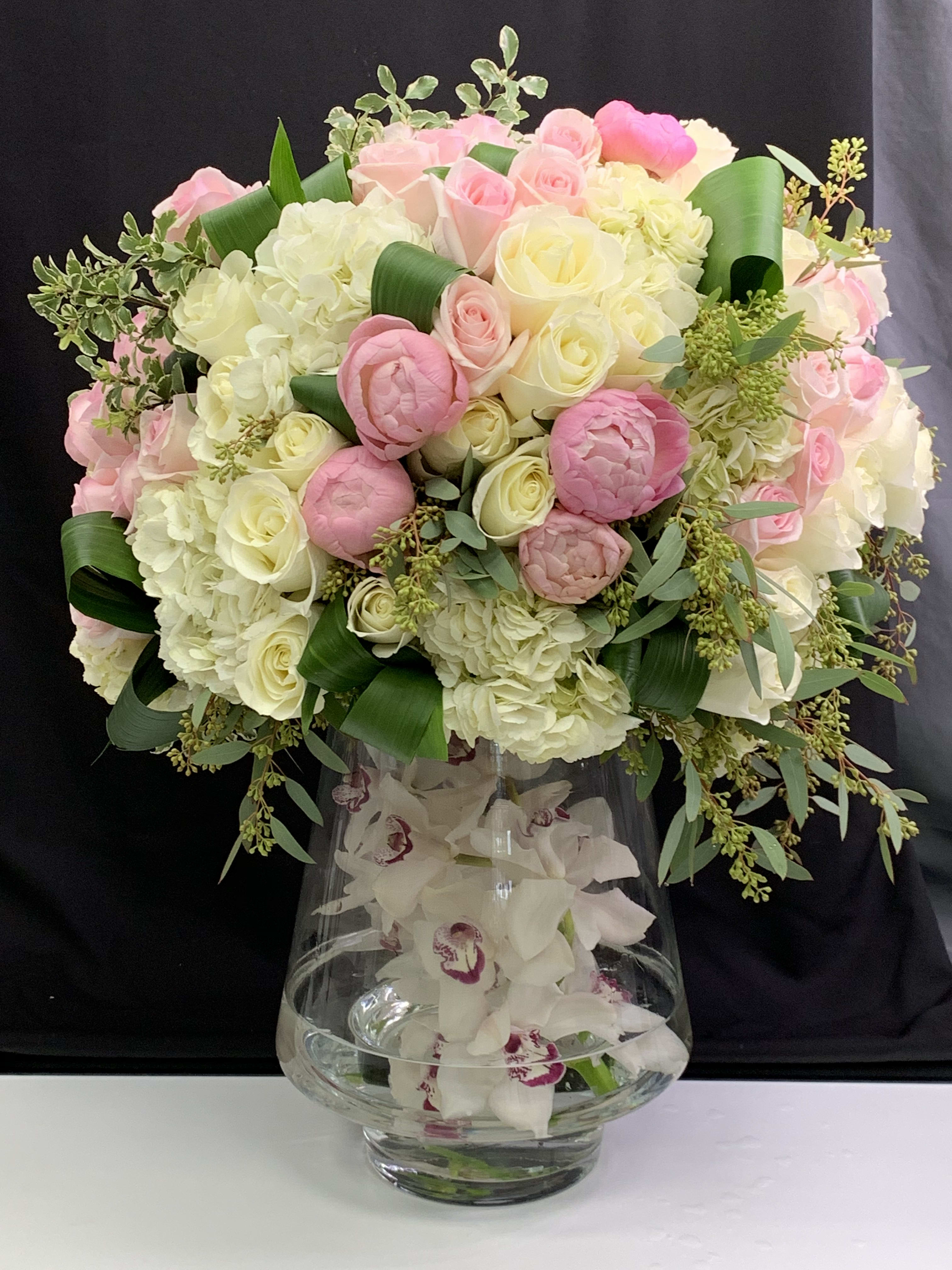 Featured image of post Modern Flower Arrangements With Roses