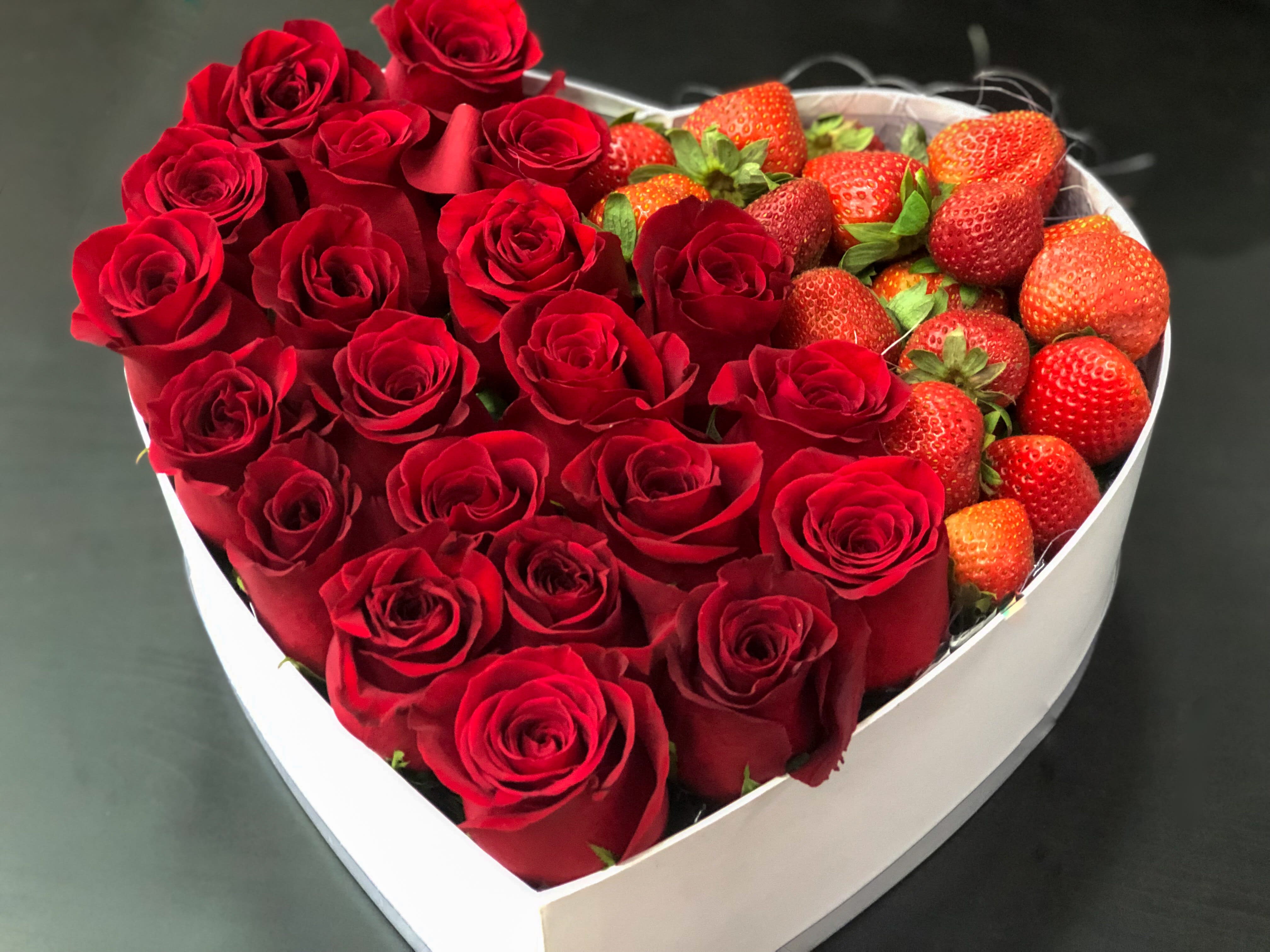 Gift Box with Roses and Strawberries in Miami , FL | Luxury Flowers Miami