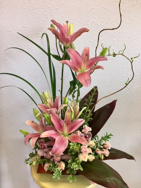 Lily flower arrangement cheap