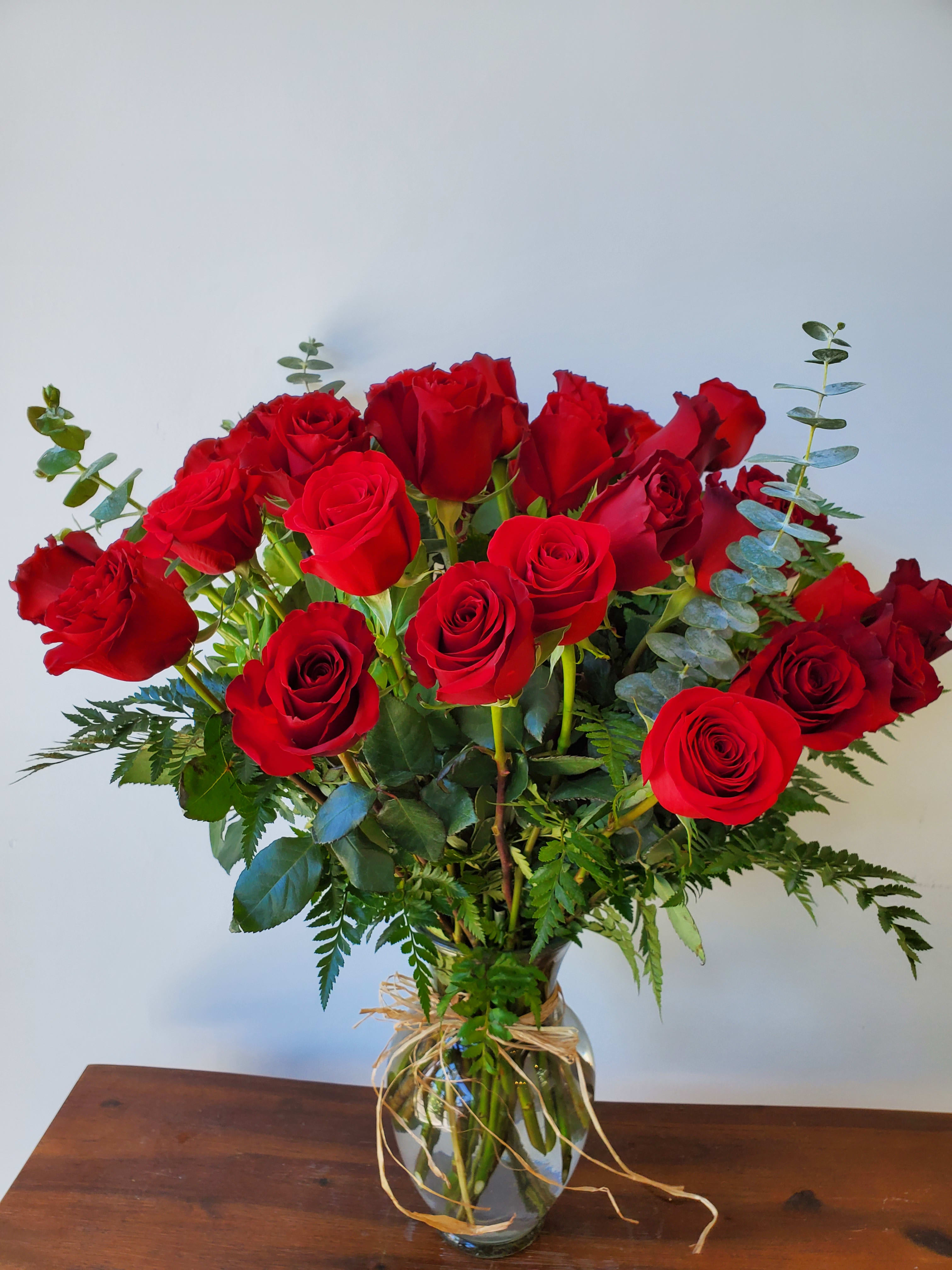 Classic long stem red roses in Los Angeles, CA Floral Art By Mia