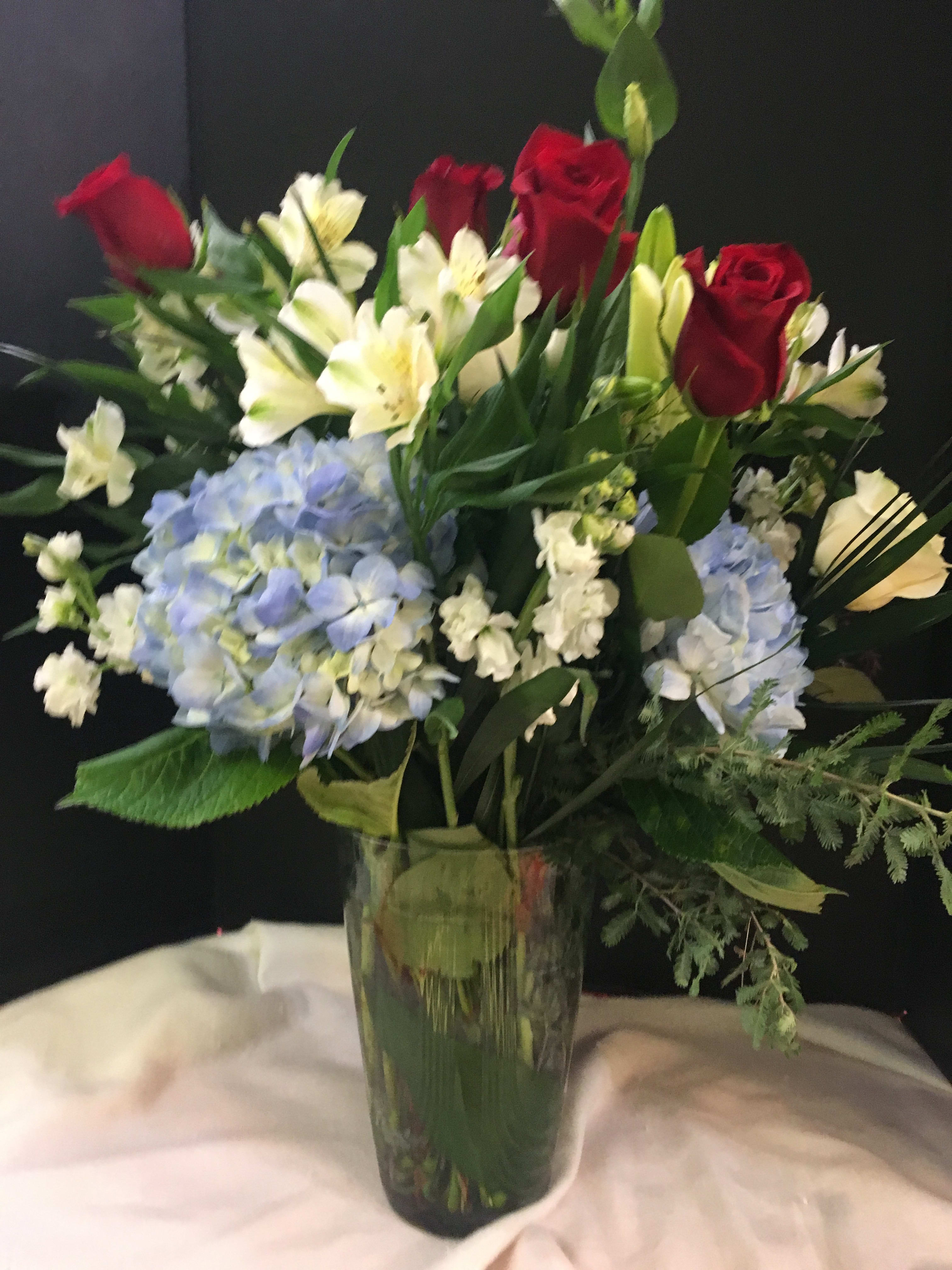Featured image of post White And Blue Floral Arrangements : Design element for greeting cards and wedding, birthday and other holiday and summer invitation.
