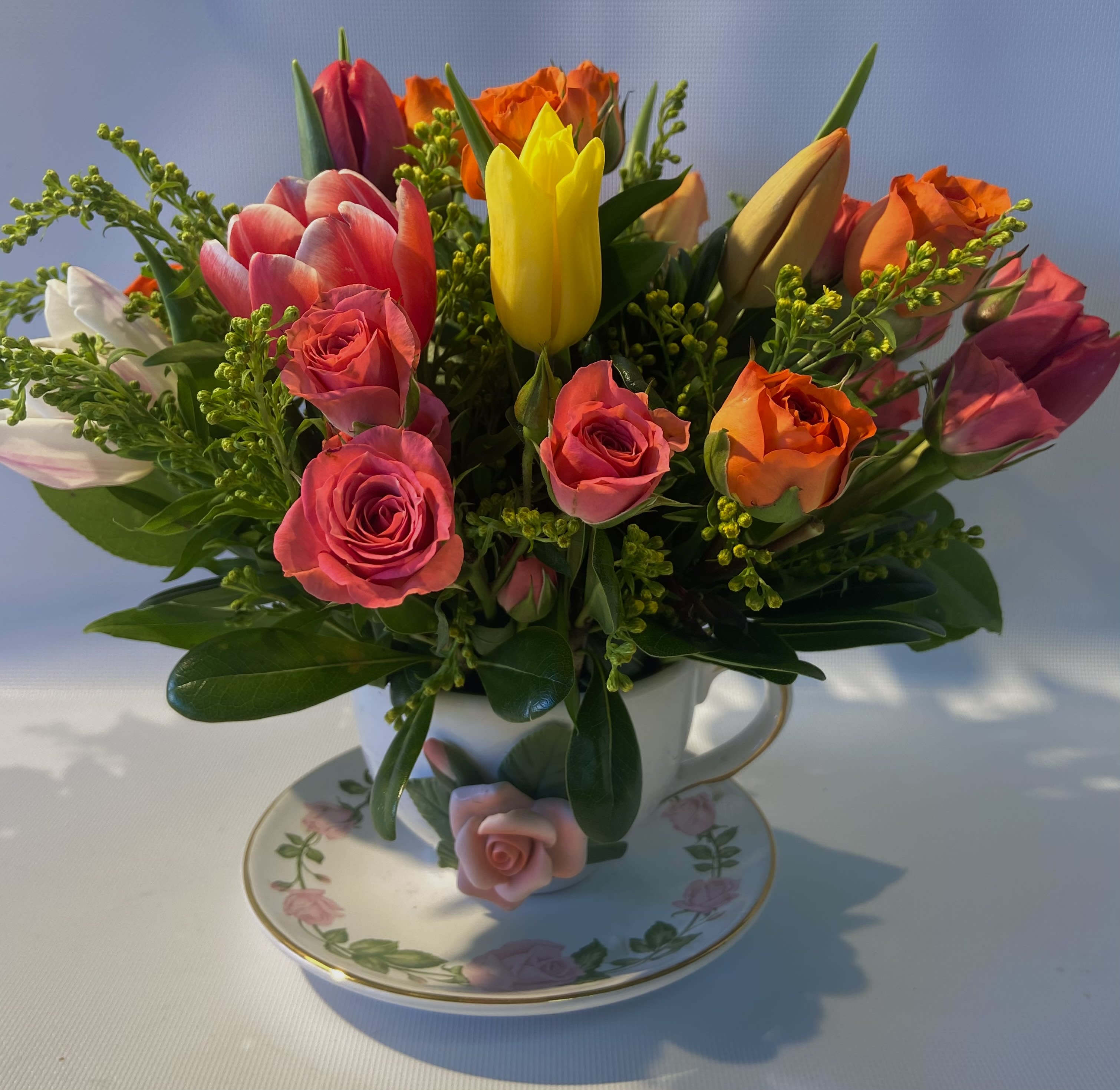 Yiwdjz91dw1sem An elegant teacup and saucer bursting with cream, white and pretty pink blooms. https bergeronsflowers com springfield bergerons flowers tea cup of roses html