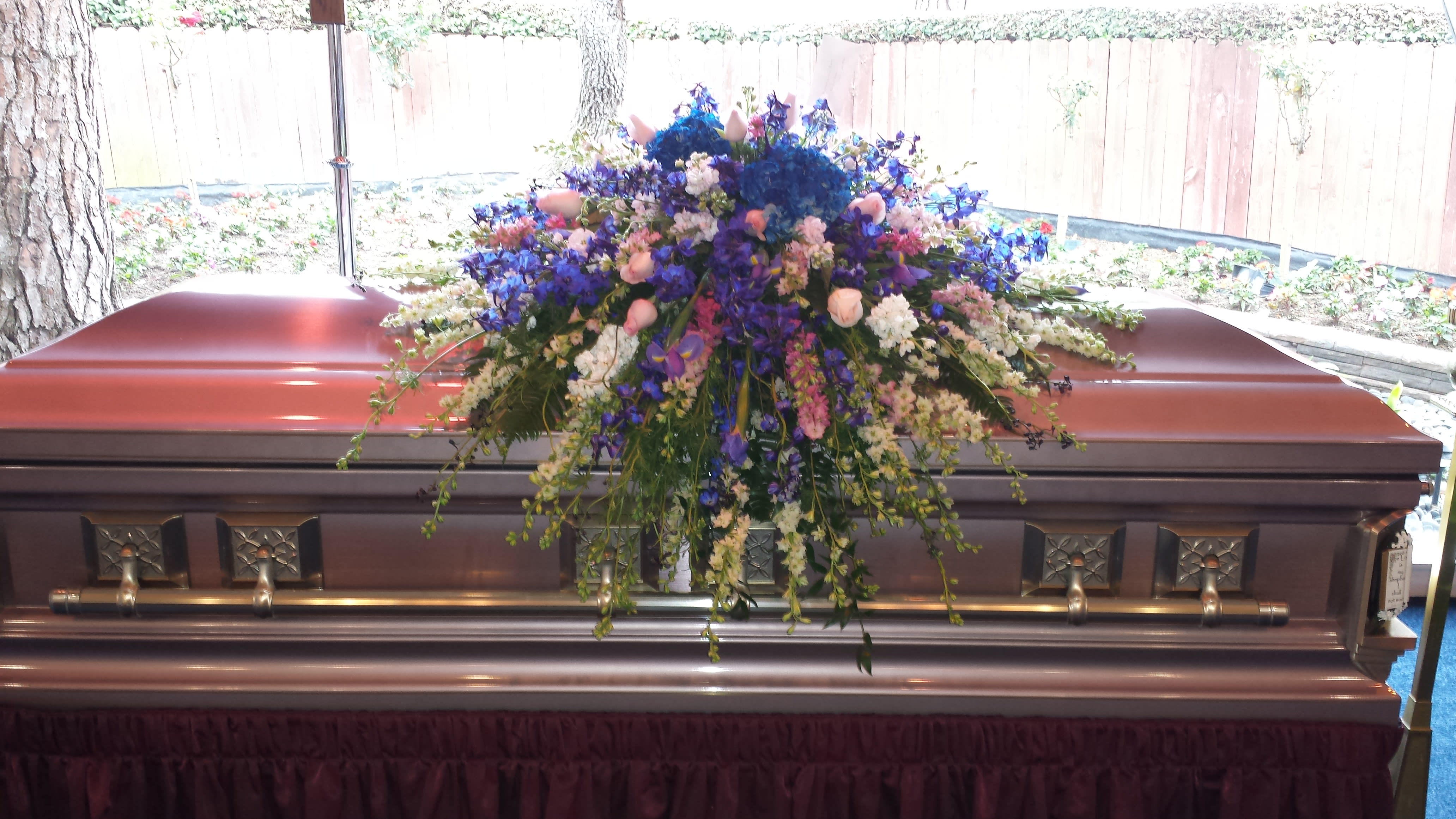 Exquisite Tribute - This could be uesd for open casket,or closed 3 ddifferent sizes.