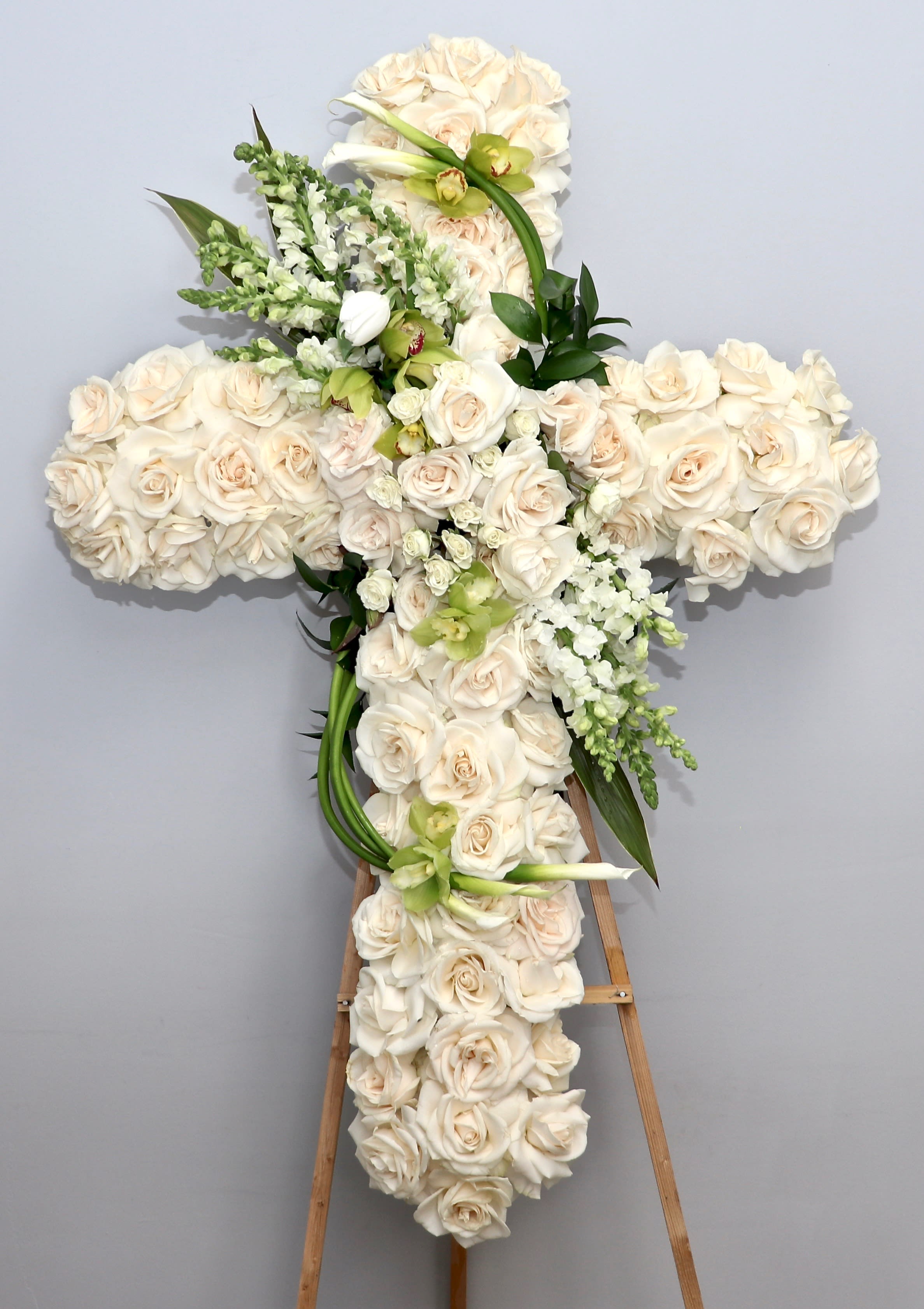 White Cross And Calla Lillies Funeral Service Glendale Florist In Glendale Ca Glendale Florist