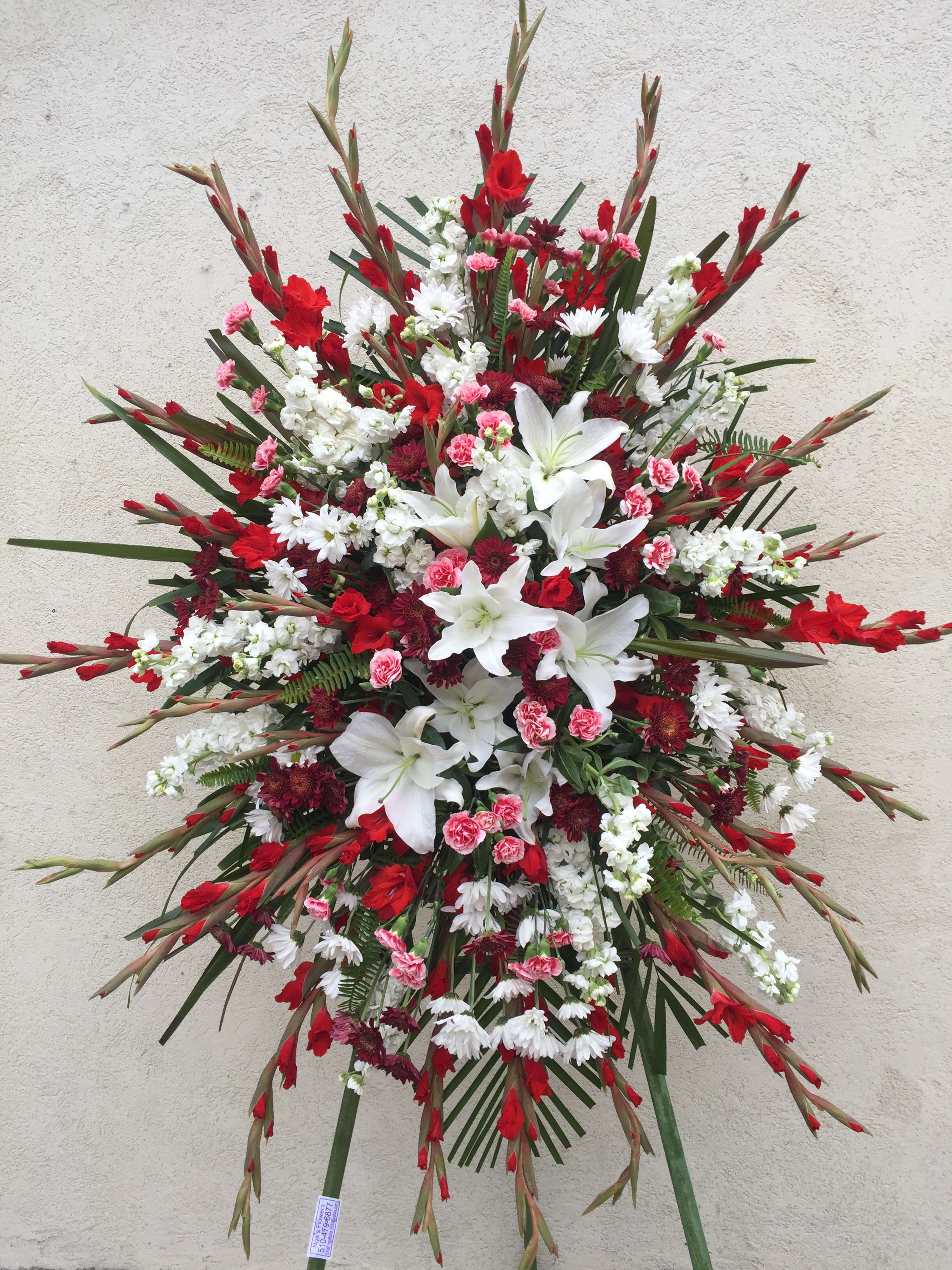 Spray 25 - Standing spray including red and white flowers.