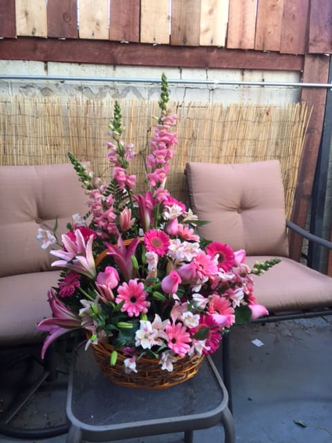 ON SALE WAS $120 - PRETTY EXPRESSIONS ON SALE WAS $120 - PRETTY EXPRESSIONS - BIG AND BEAUTIFUL BLOOMS OF PINK TONES TO INCLUDE IMPORTED ROSES, LILIES AND MORE.