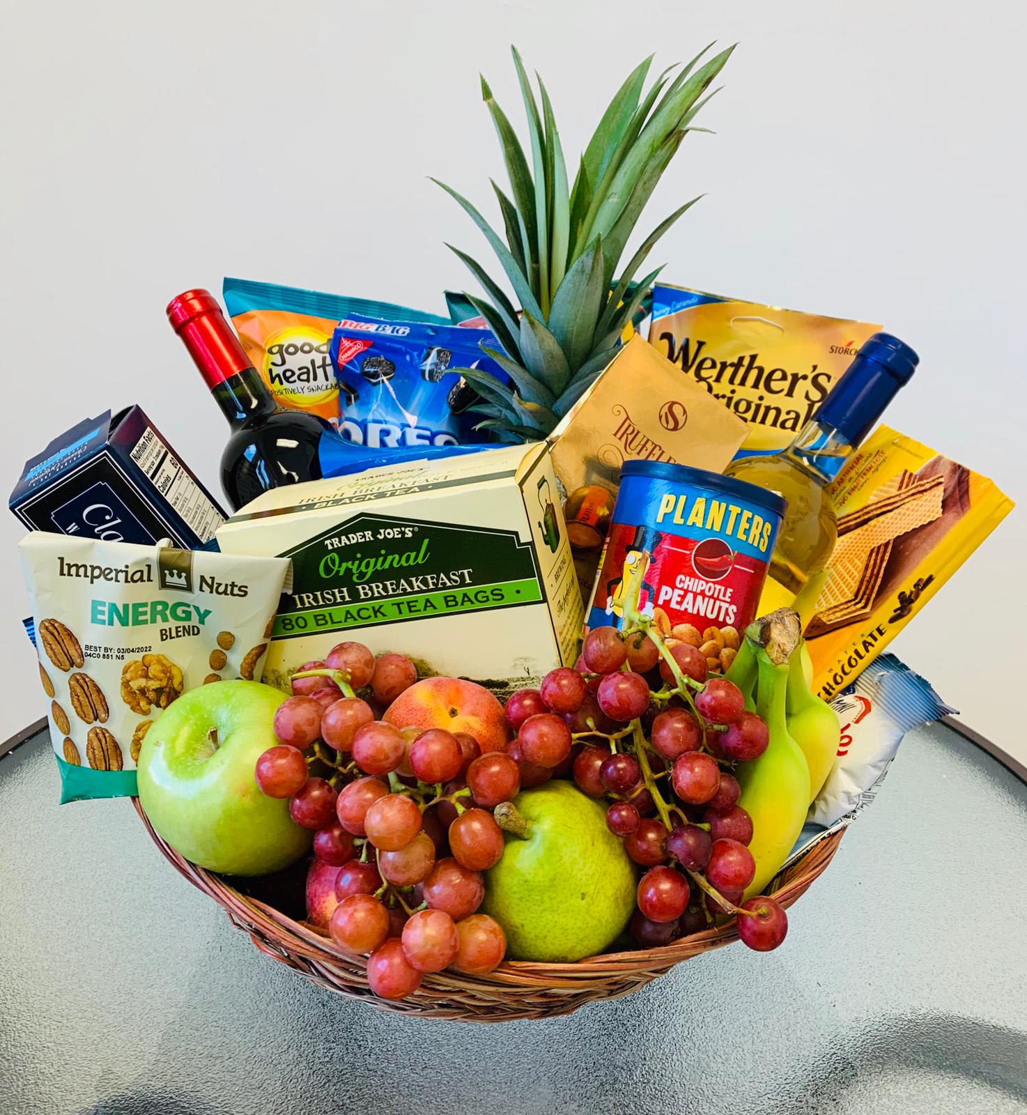 Special basket for Dad - Special basket for dad contains a wide variety of snacks, fruits and wines