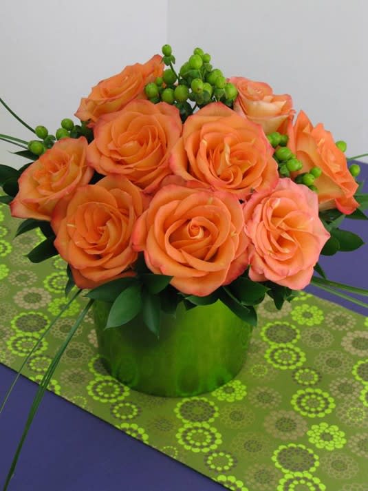Prosperity energy Prosperity energy - Arrangement of bouquet-shaped orange roses, designed on a small base
