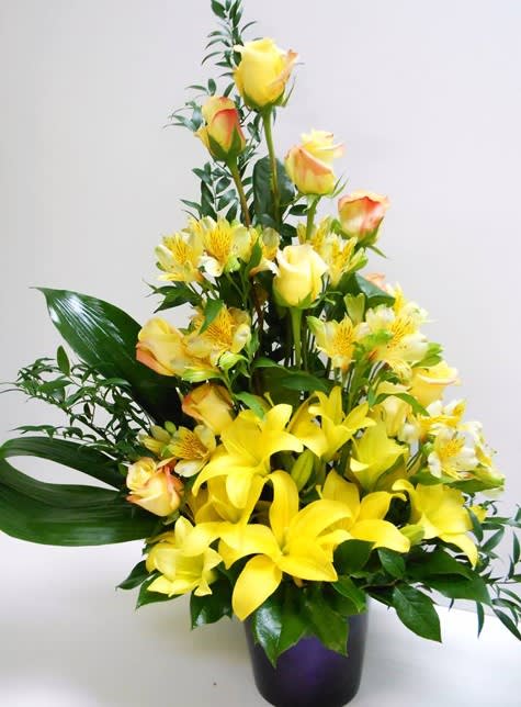 Beautiful smile - A beautiful and cheerful yellow floral arrangement that combines lilies, roses and astromelias. Designed on one side.