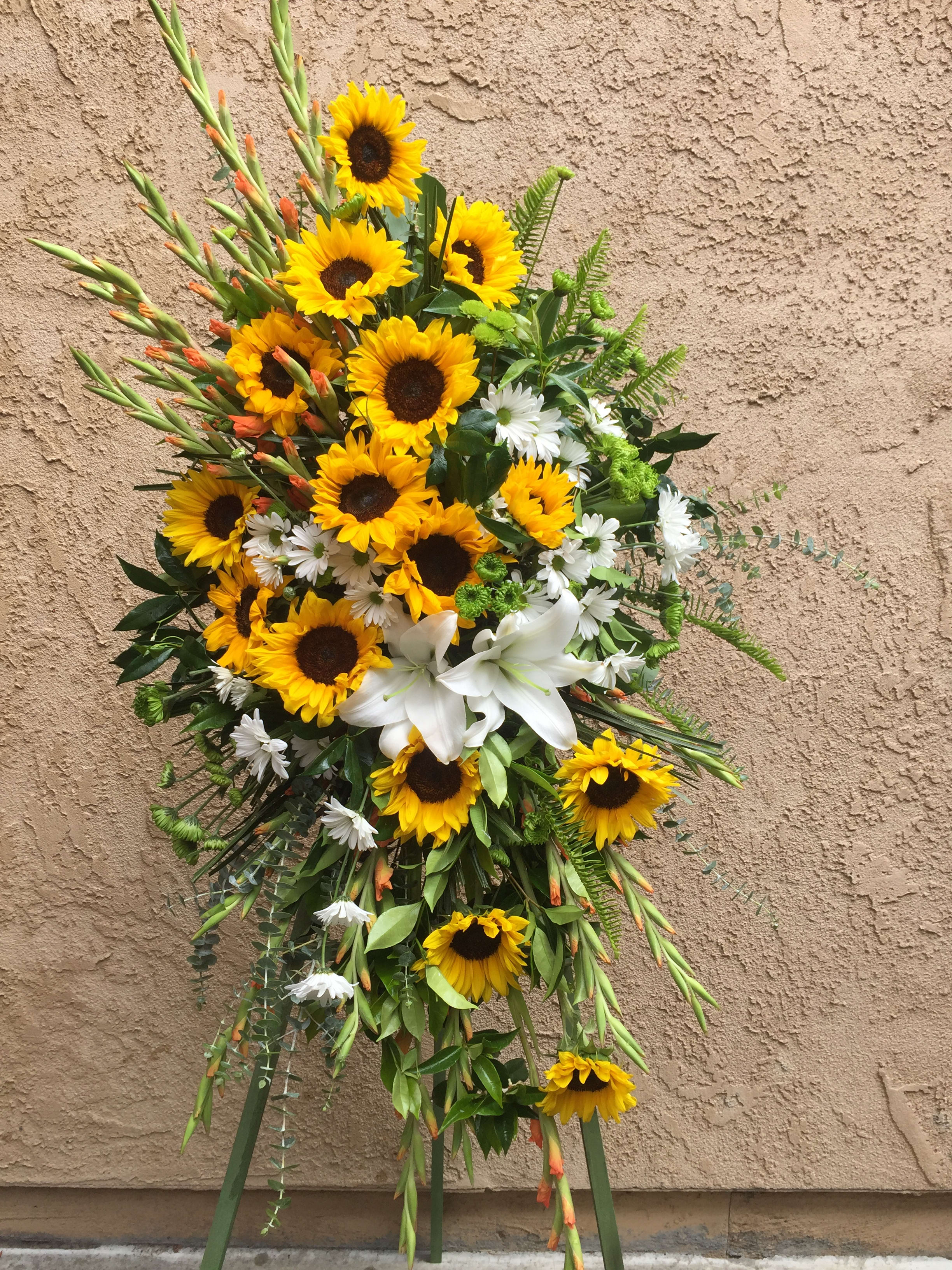 Spray 20 - Standing spray including yellow and white flowers.