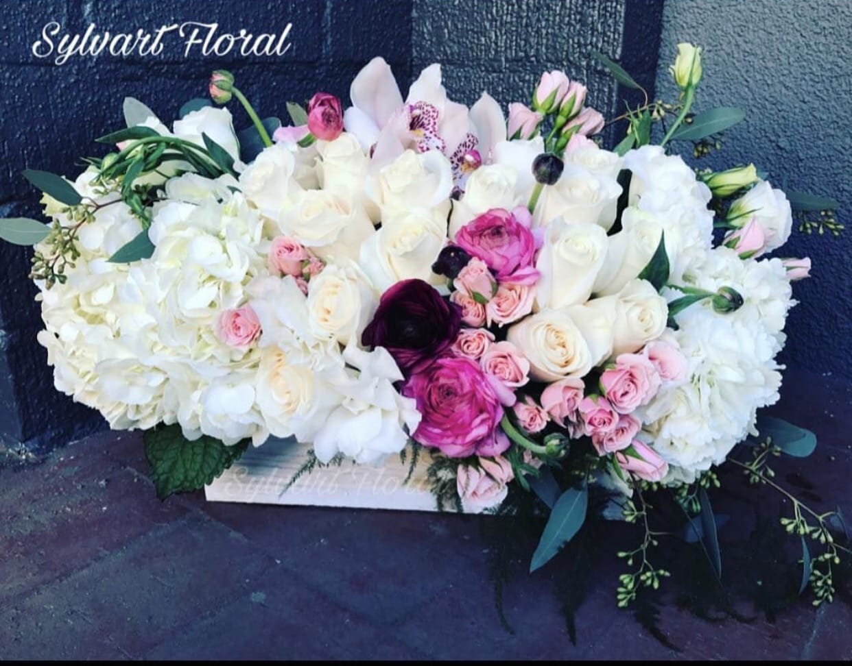 Your my sunshine Your my sunshine - Roses mixed with hydrangeas giving it a rustic look. (Florals and container might vary due to availability.) Note: If you would like to change floral color, please add your request in the note section when placing your order.