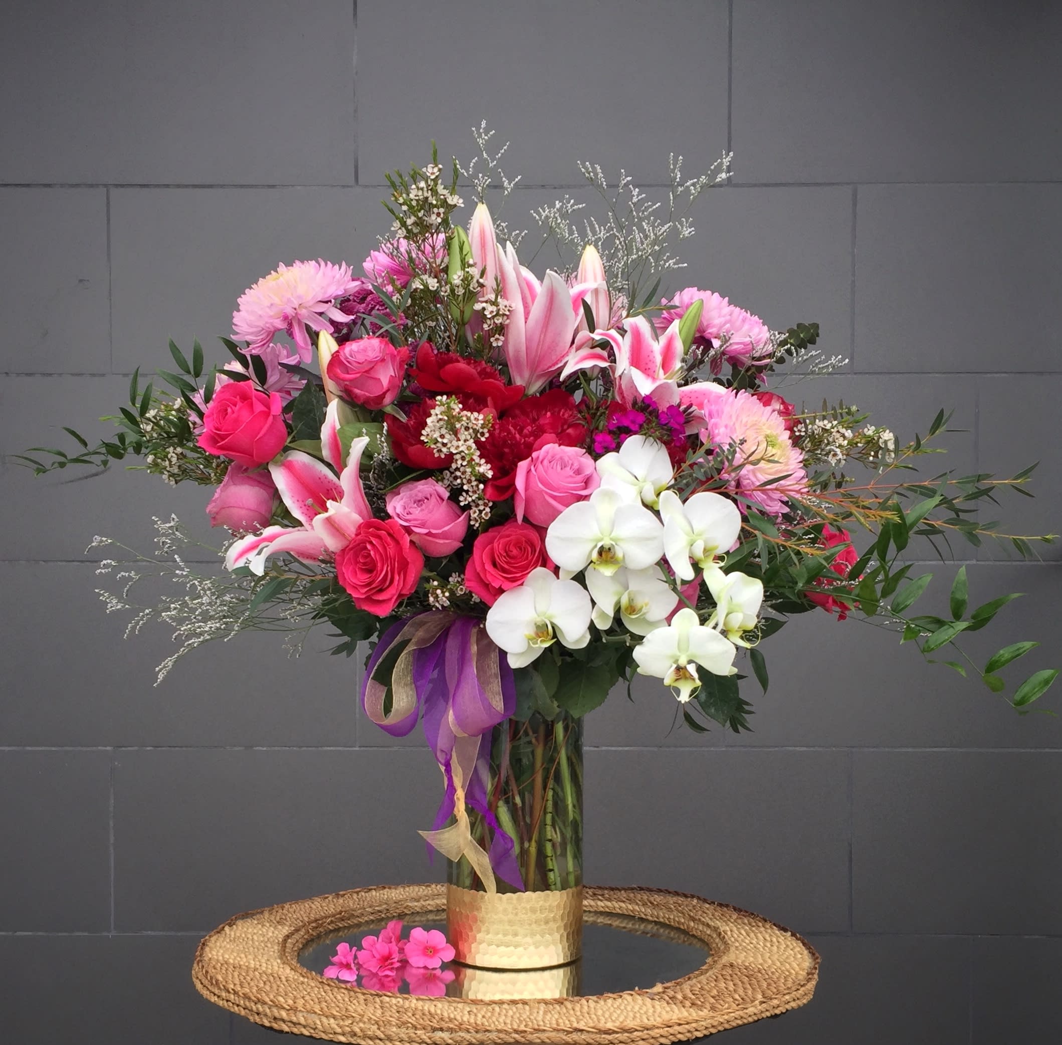 Your Majesty - Beautiful design including all premium fresh flowers: rose, orchid, lily... and nice accents in a tall glass vase. STANDARD: FIRST PHOTO DELUXE: SECOND PHOTO