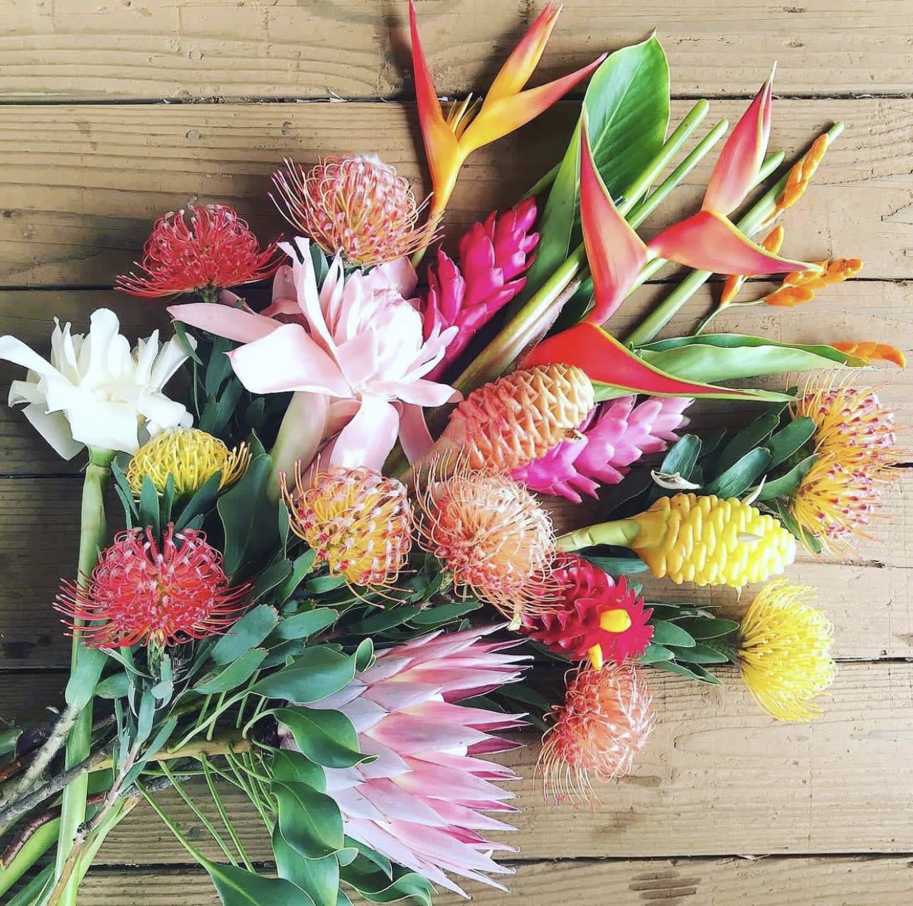 FedEx shipping A large box of unstoppable tropical beauty in Honolulu