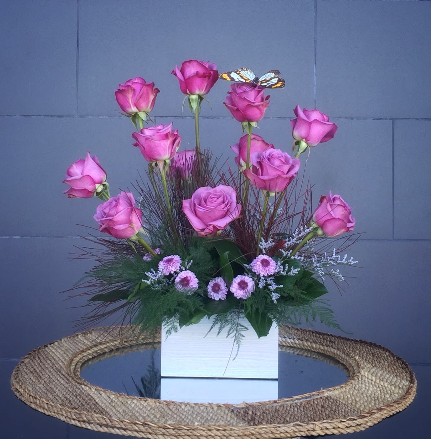 Morning Melody - Lovely garden design including roses and nice accents. STANDARD: 12 ROSES DELUXE: 24 ROSES PREMIUM: 36 ROSES