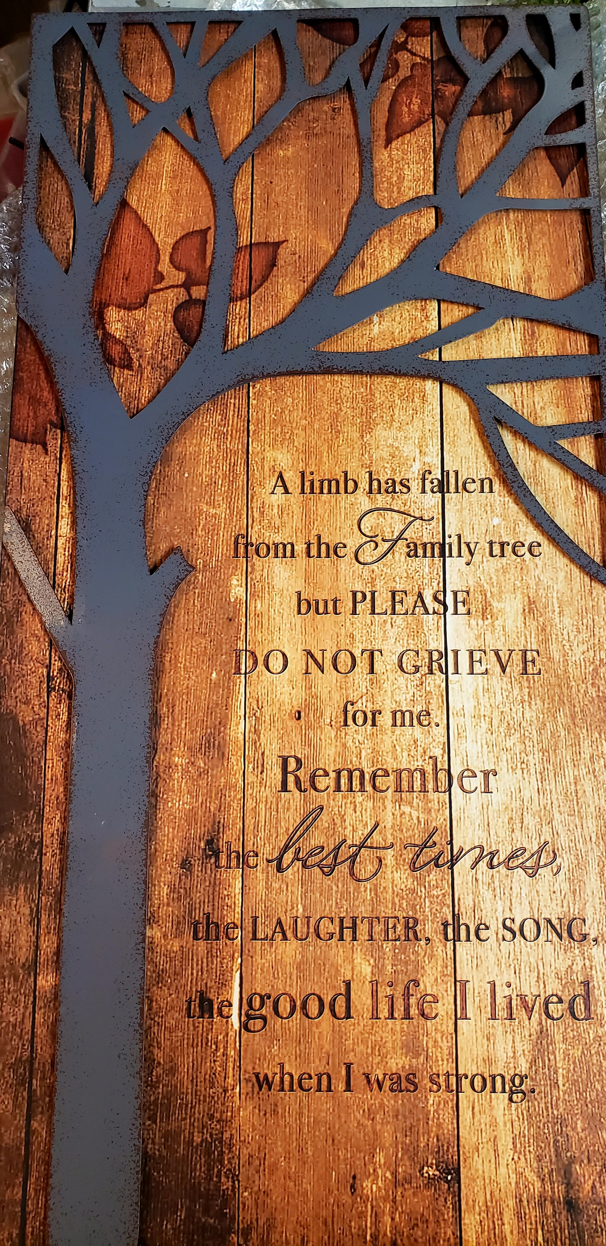 Memory tree wall decor Memory tree wall decor - This wall hanging has a metal tree with a beautifully worded phrase.