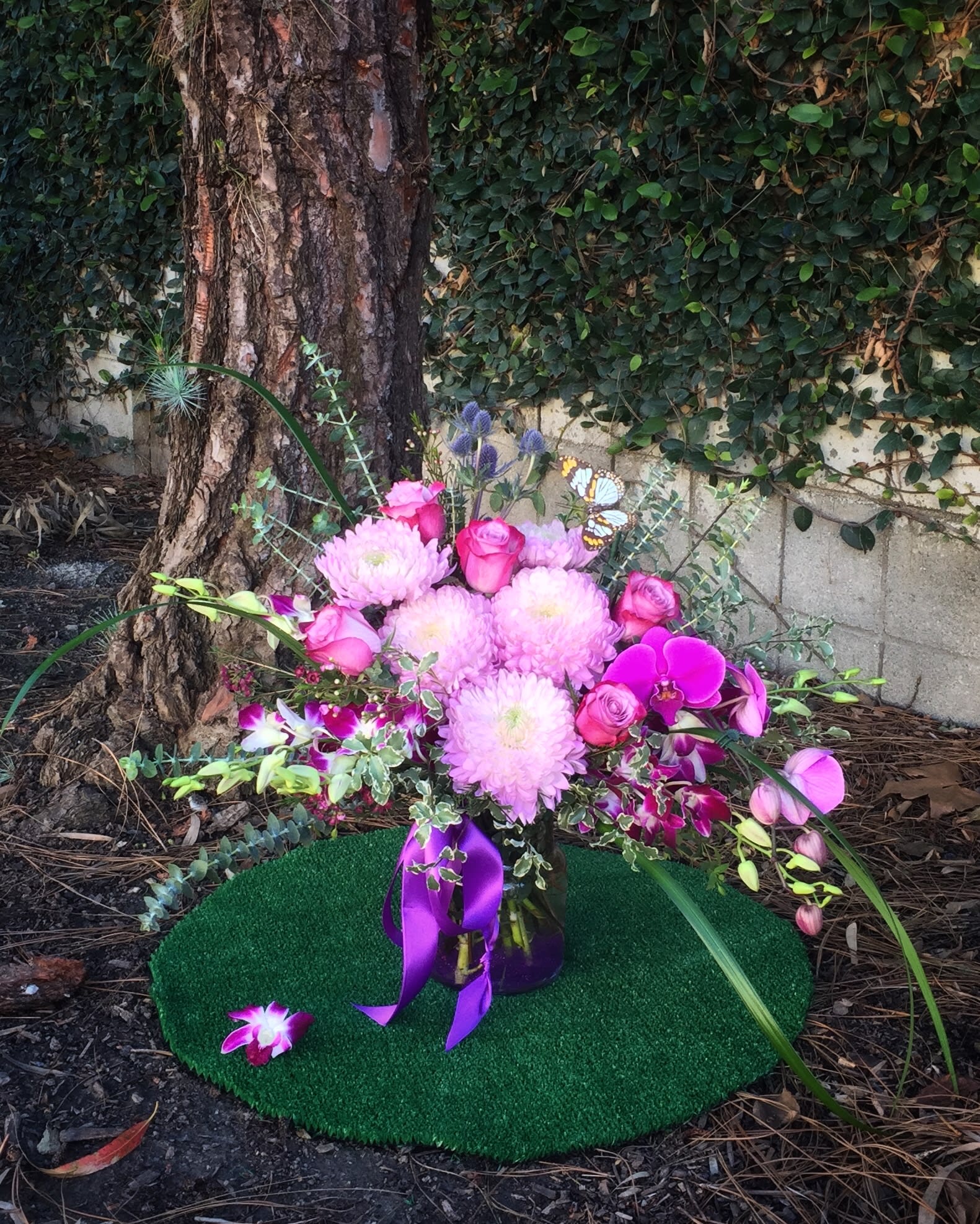 Pretty Woman - Just like a pretty woman, this design includes orchids, roses... and nice accents. 