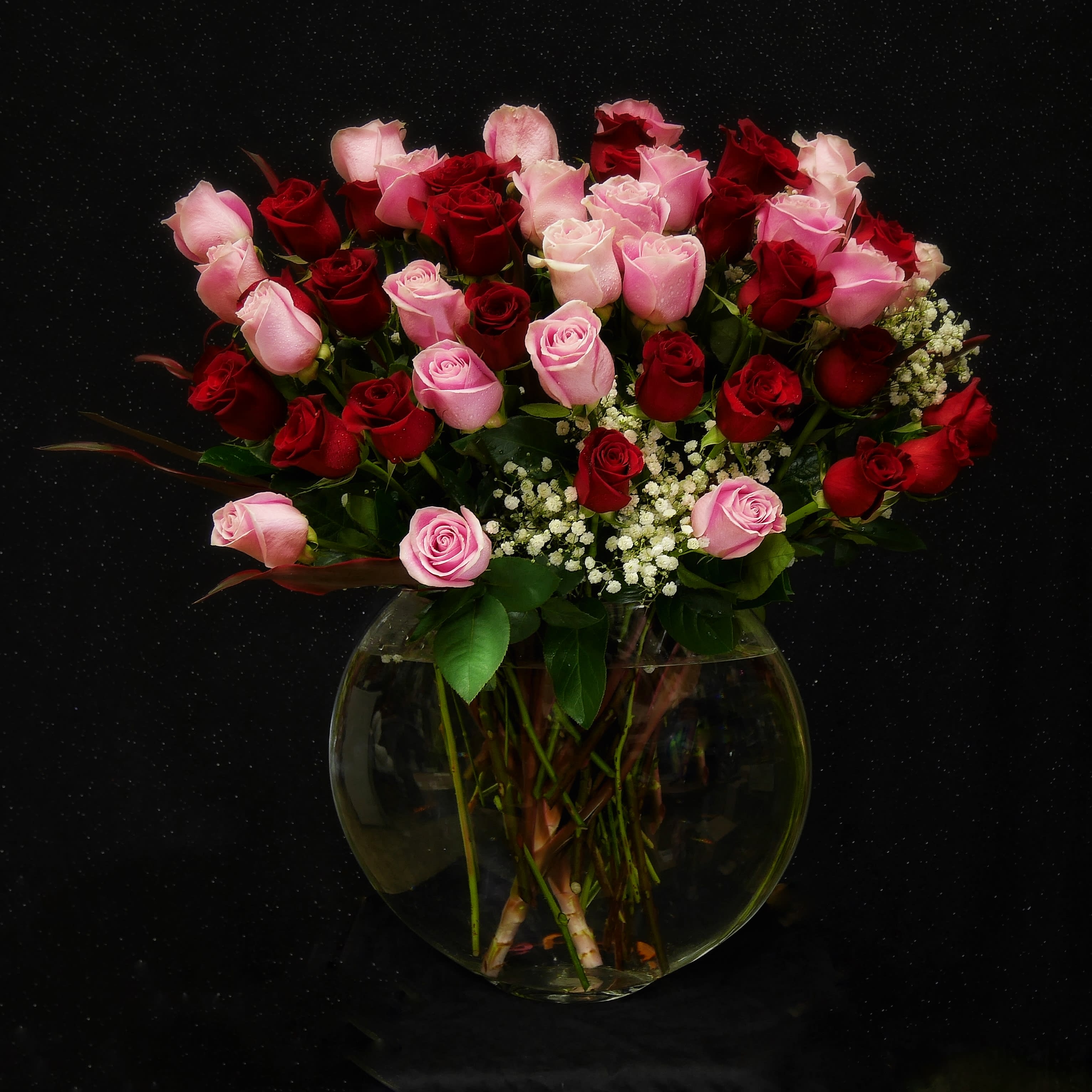 Big Love - Premium Ecuadorian roses with accents in a luxurious glass vase. STANDARD: 25 PINK ROSES + 25 RED ROSES DELUXE: 50 PINK ROSES + 50 RED ROSES