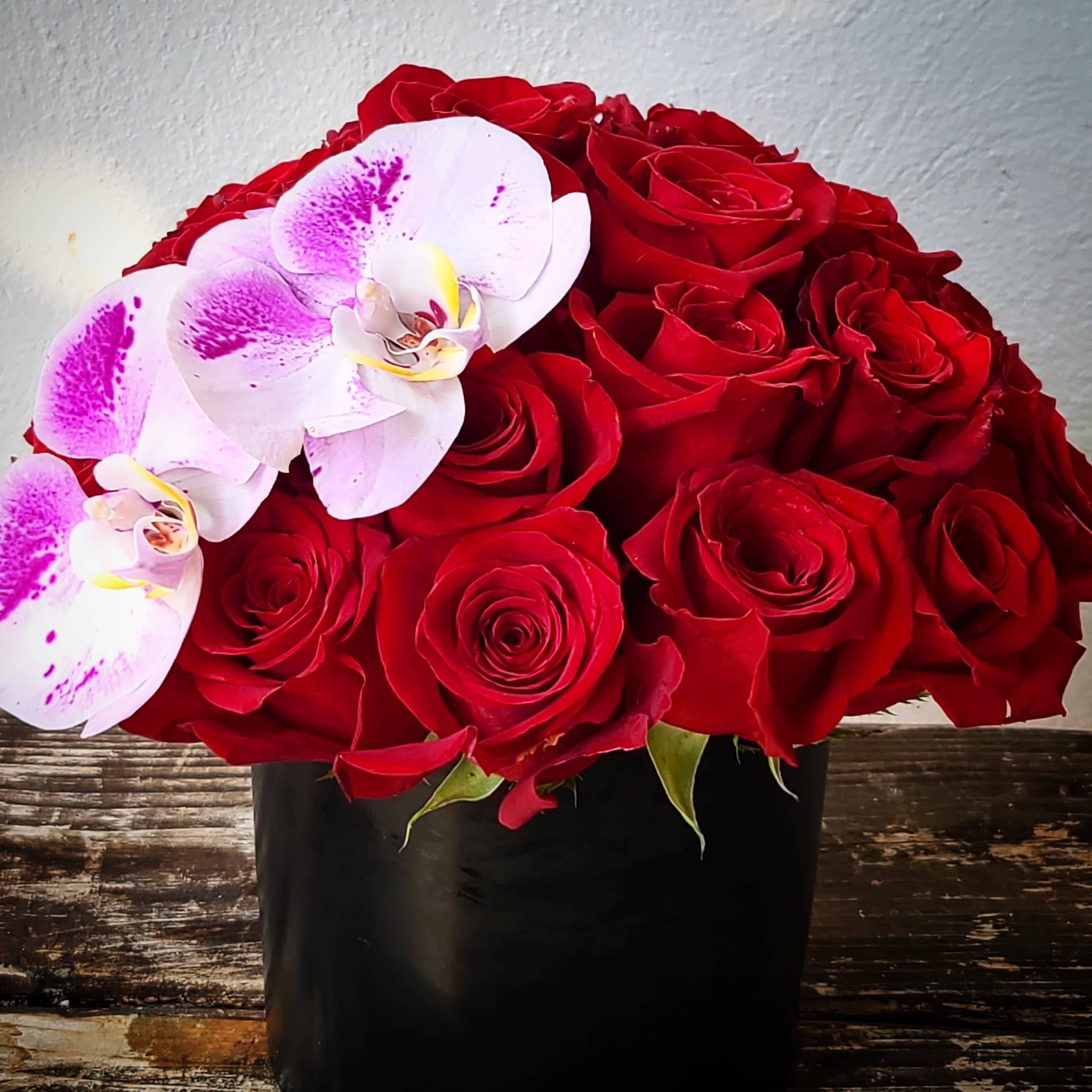 Suzanne Suzanne - 20 Red Roses with purple orchids
