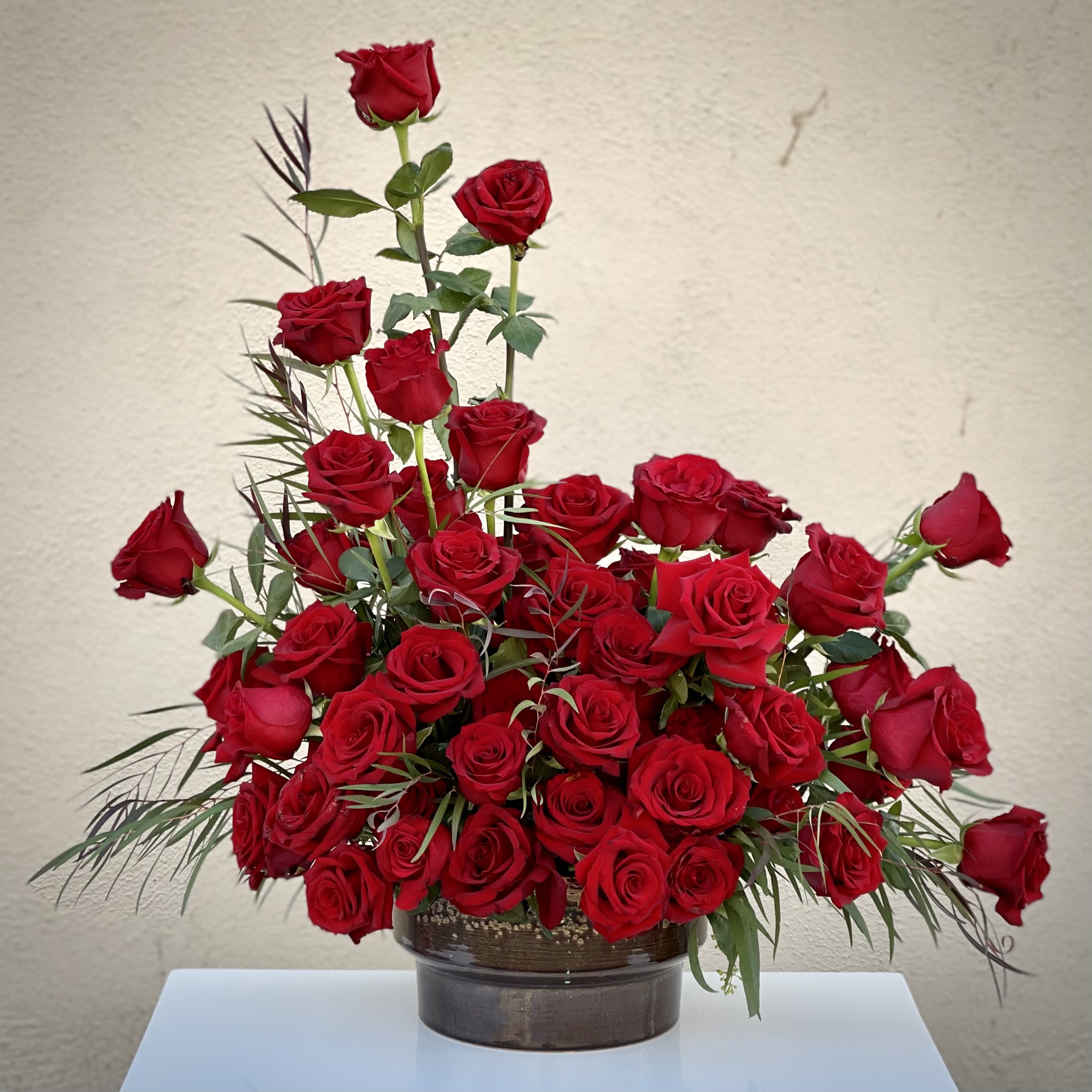 Bella Rosso Bella Rosso - Turn up the heat on a new romance - or a lifelong love affair - with this premium about 80 bloom of rose bouquet elegantly arranged .It's modern, romantic, and breathtakingly gorgeous. Deluxe - About 120 Roses