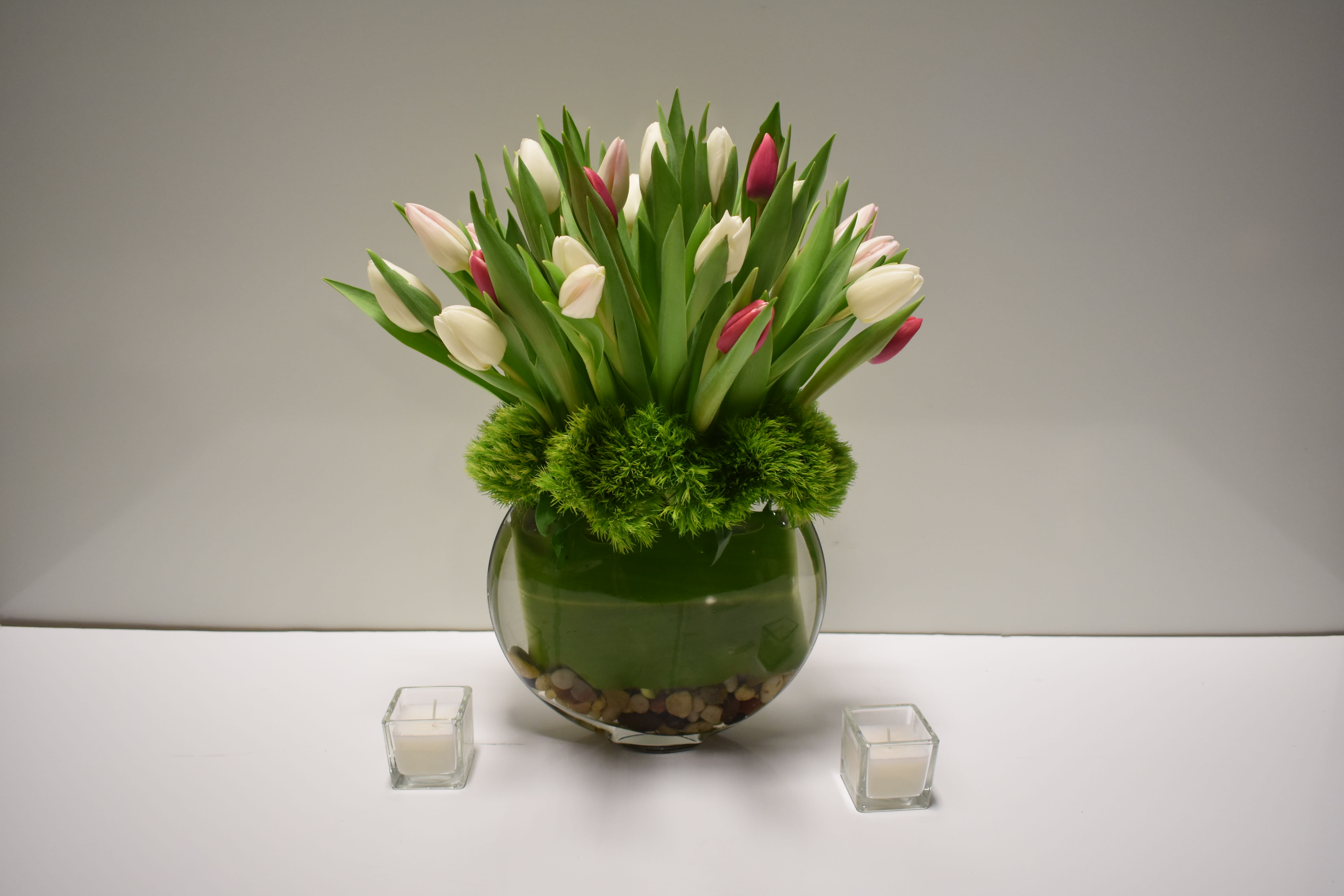 Never ending tulip Love Never ending tulip Love - This nice unique vase containing only lovely tulips the tulips are in a light pink,red and white perfect color combination This floral arrangement is perfect for any occasion