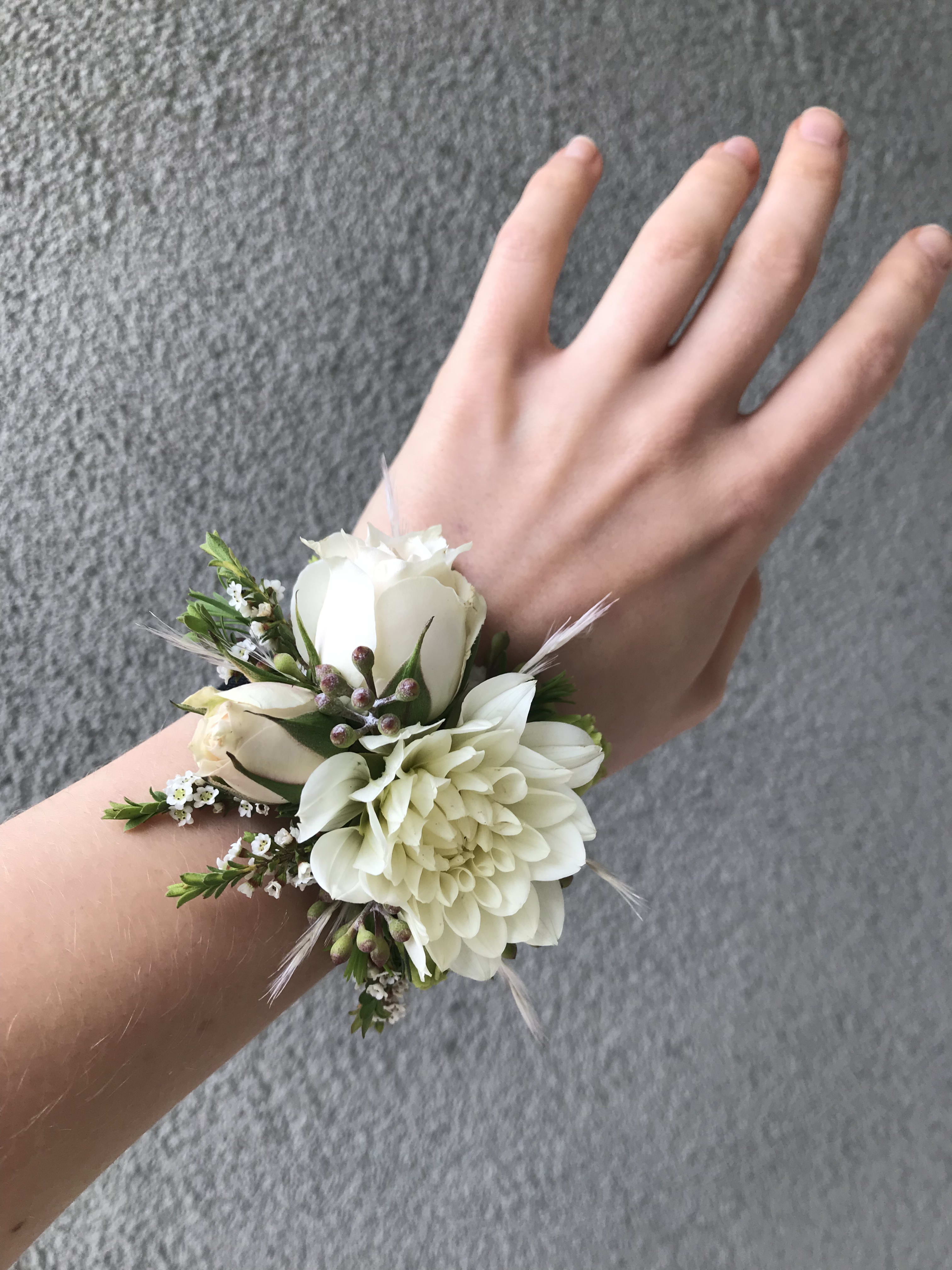 The 2024 Ultimate Guide to Flowers for Prom: Corsages, Boutonnieres, and  Bouquets
