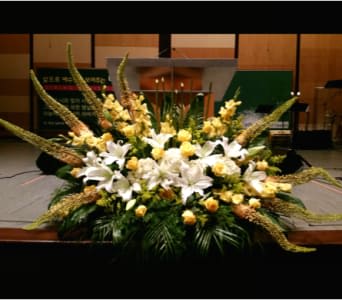  PODIUM ARRANGEMENT 105 [TTPOD105] - PODIUM ARRANGEMENT 105 BY TWIN TOWERS FLORIST      As Shown : TTPOD105 