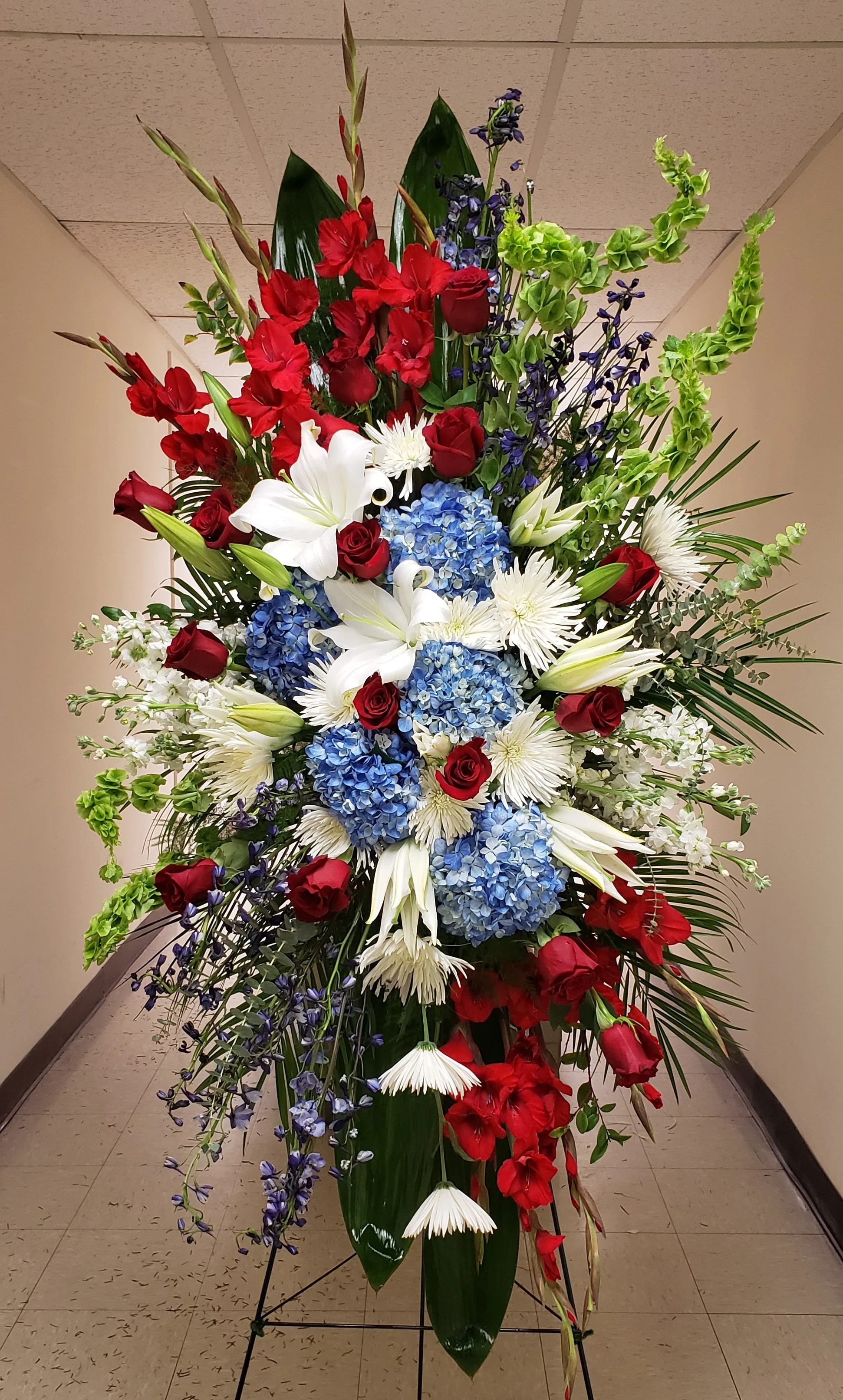 [TT-ANC136]:  MAGNIFICENT LIFE OF A PATRIOT - MAGNIFICENT LIFE OF A PATRIOT STANDING SPRAY BY TWIN TOWERS FLORIST IN ARLINGTON, VA