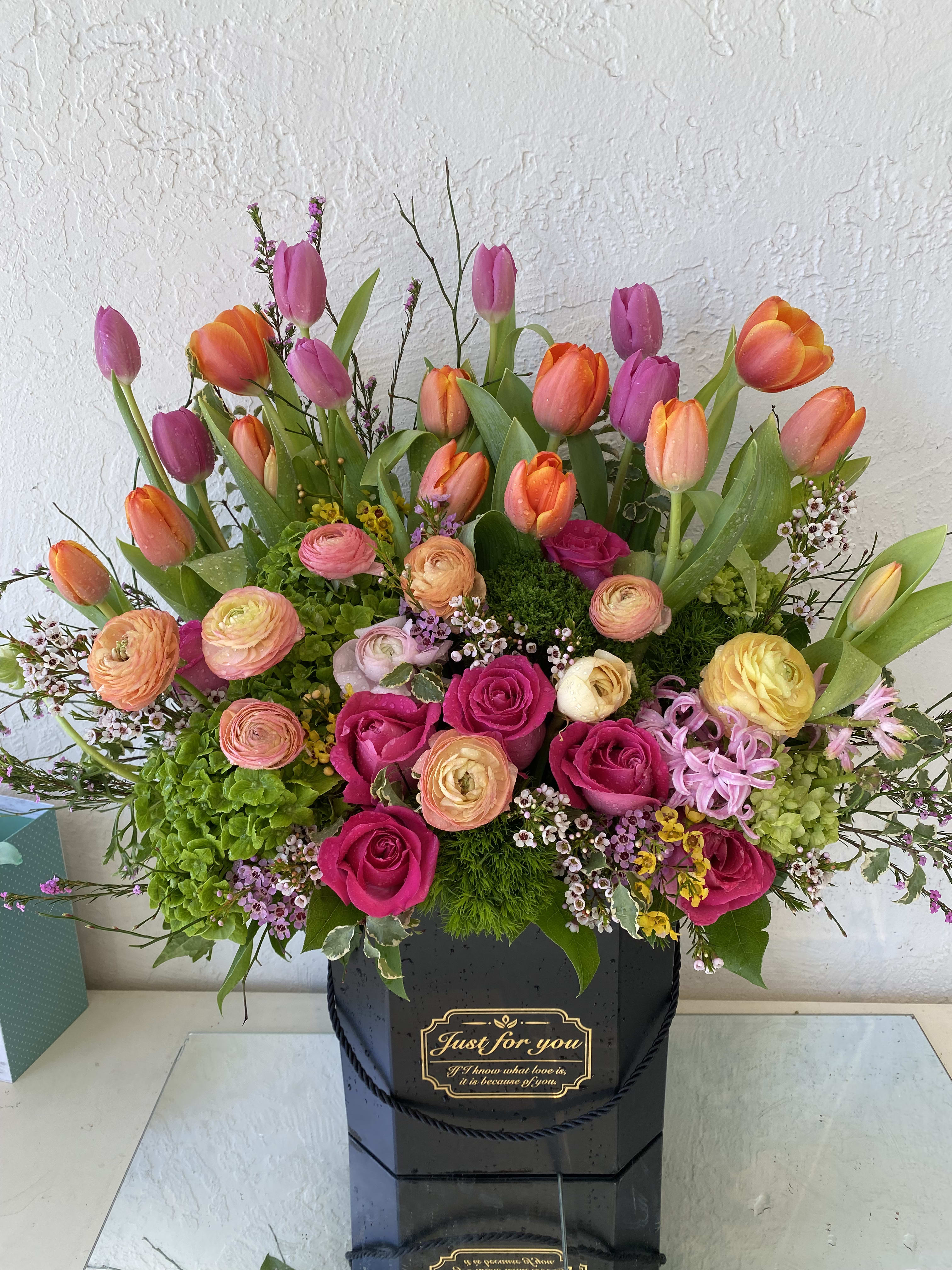 Lively tulips - Tulips roses Renanculus viburnum mixed flowers