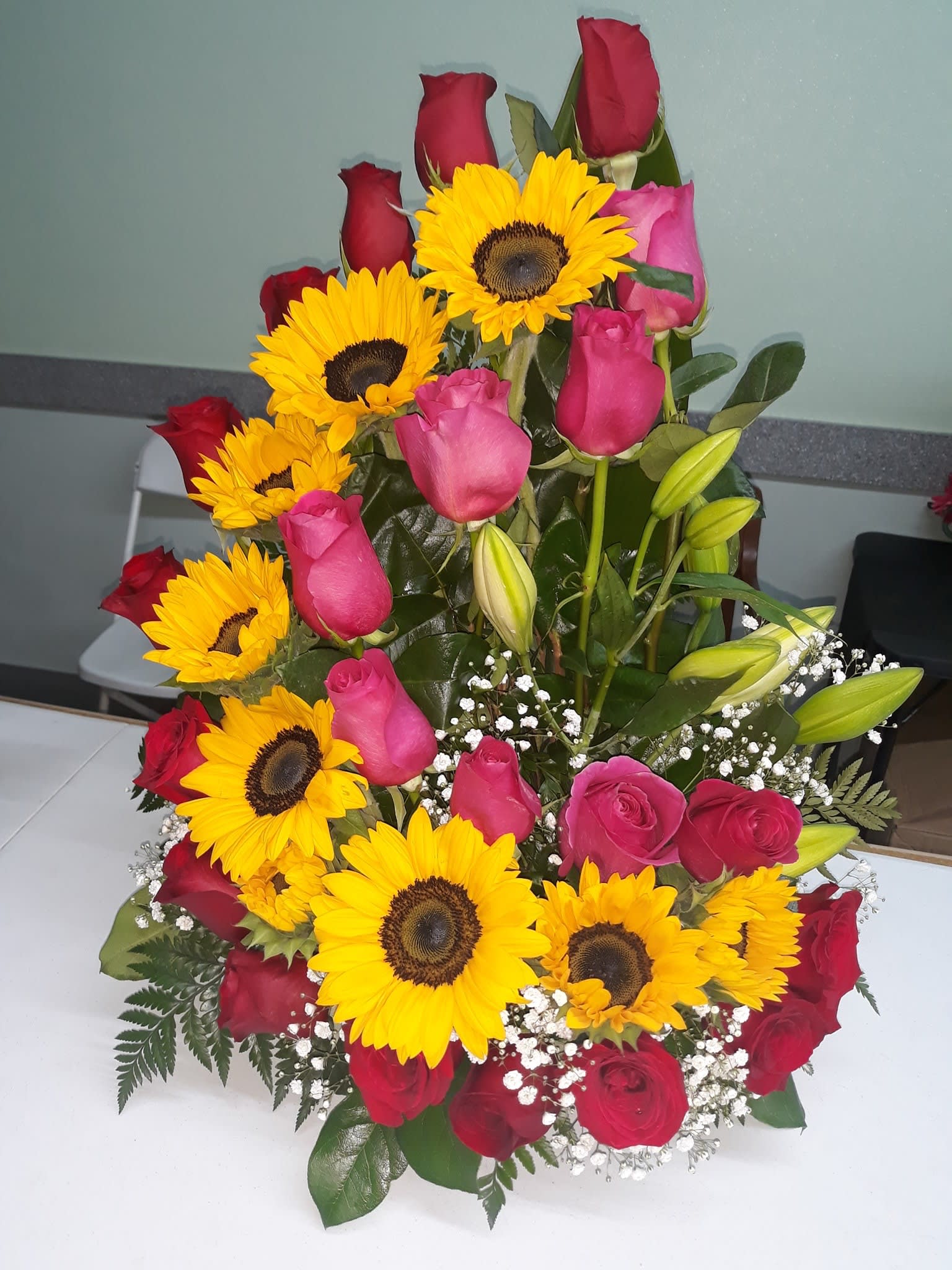 Half moon Roses and sunflowers Half moon Roses and sunflowers - Red pink Roses and sunflowers