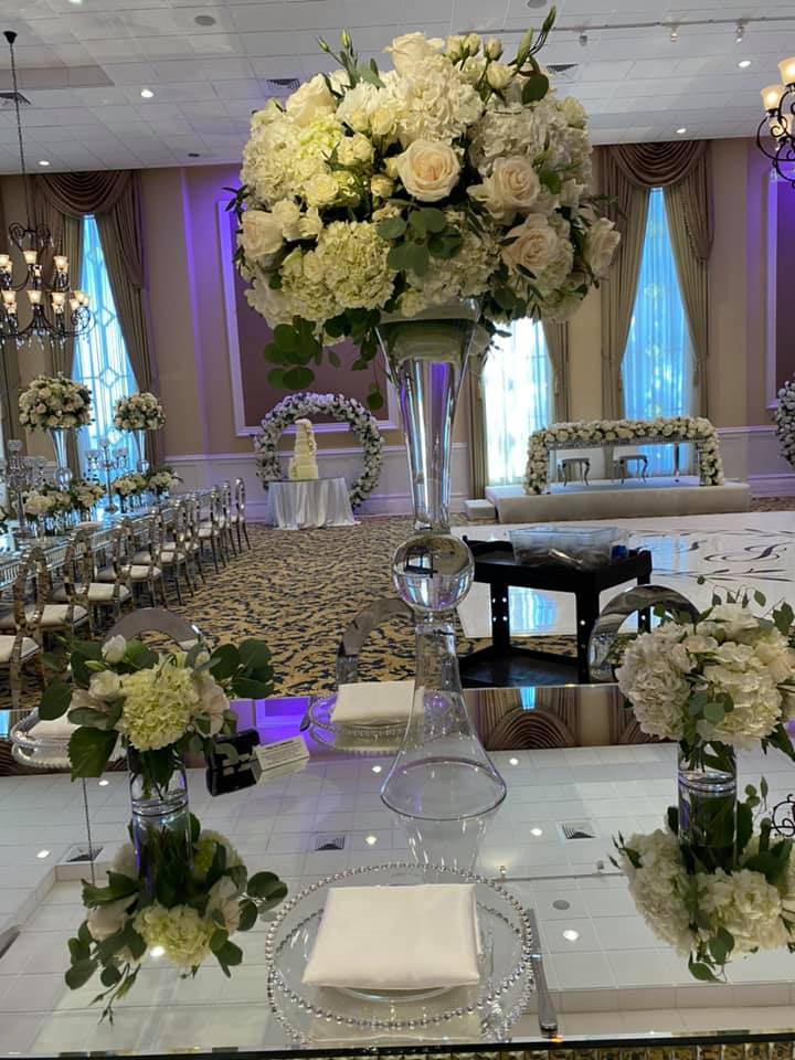 Centerpiece - This is an elegant off white beautiful centerpiece
