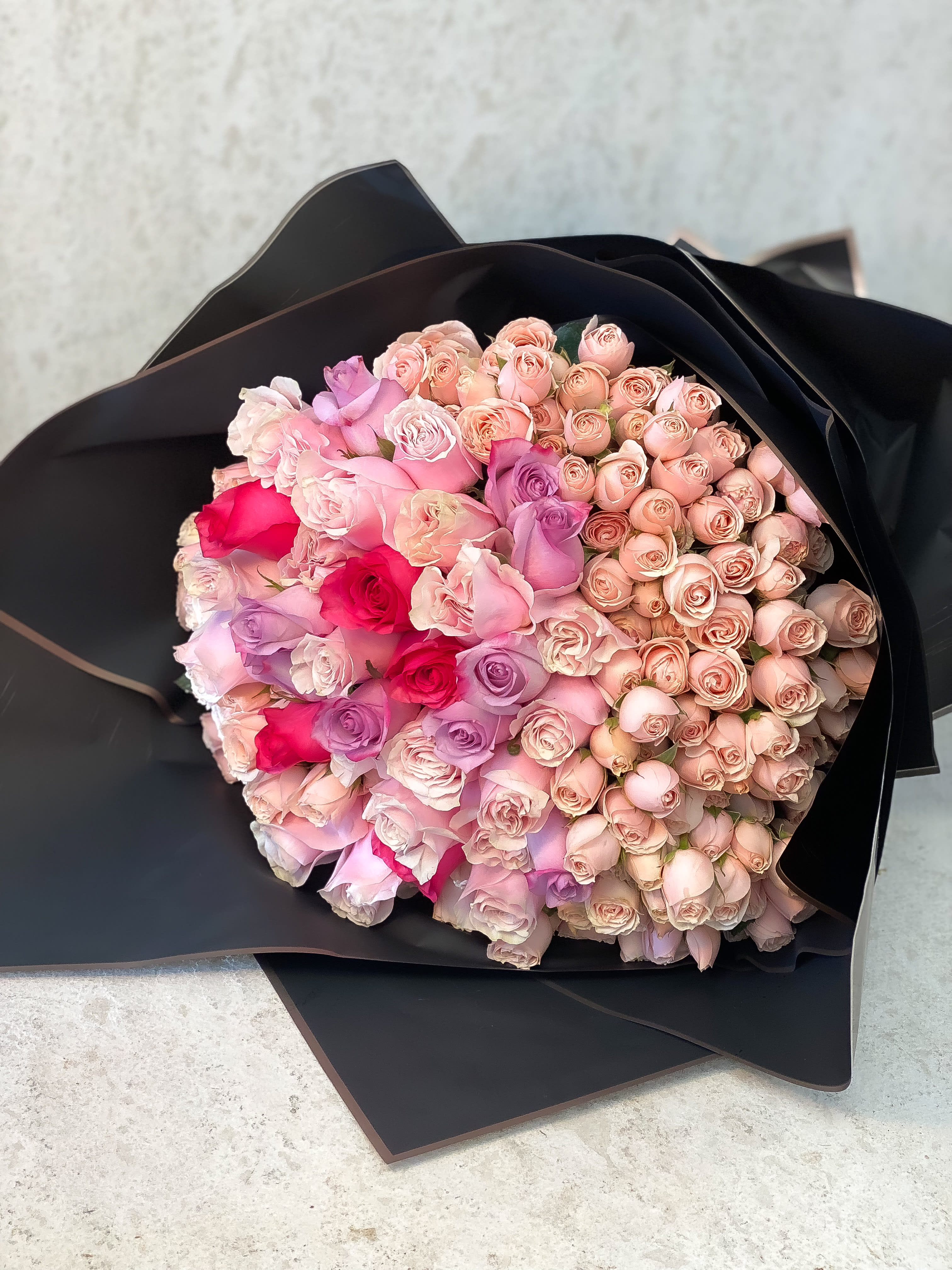 Pink black bouquet MP Pink black bouquet MP - Standard- Your order will be arranged approximately as shown on our website