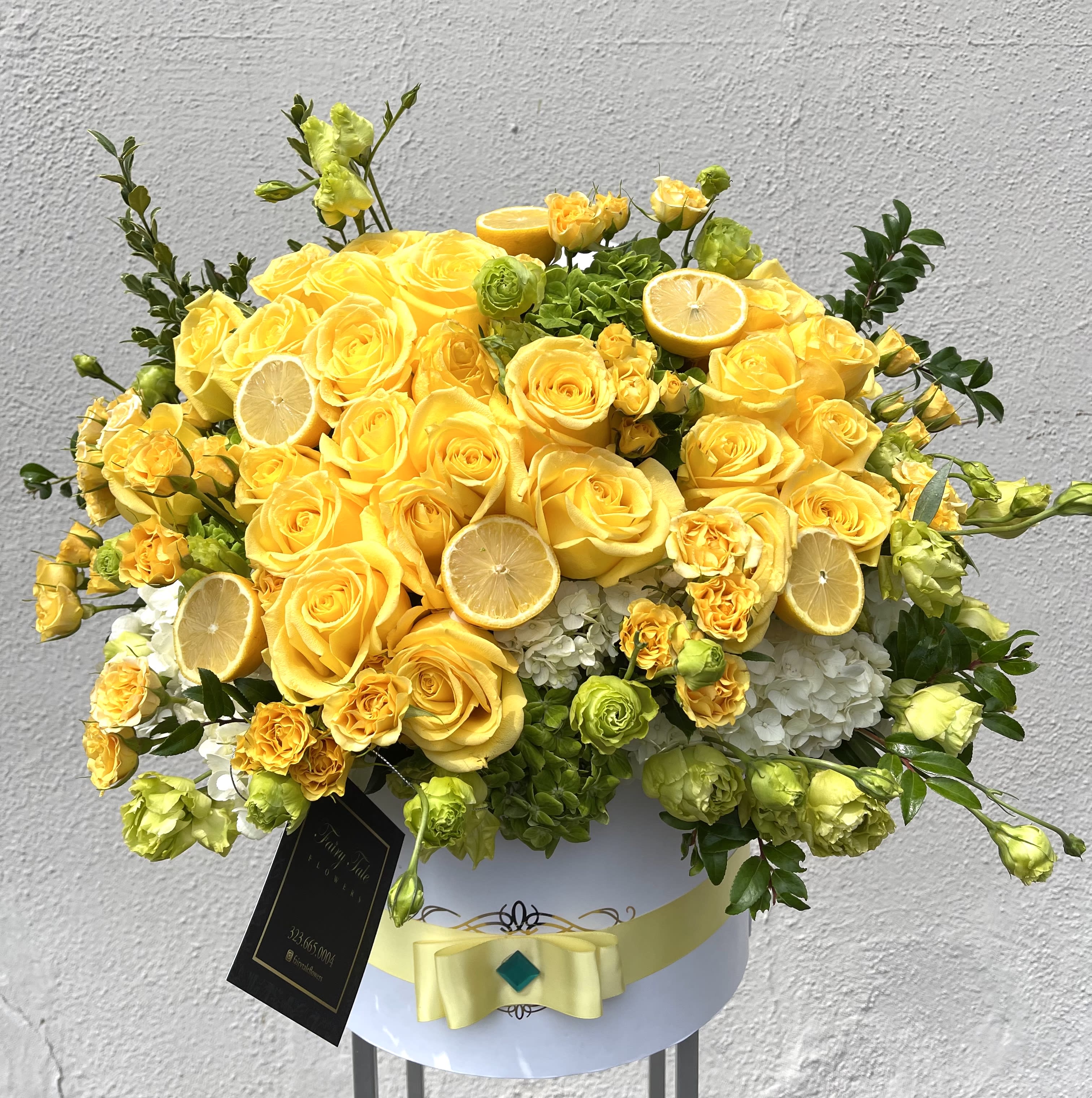 Lemon goddess Lemon goddess - Gorgeous arrangement of yellow and green. With fresh lemons and green lisianthus.