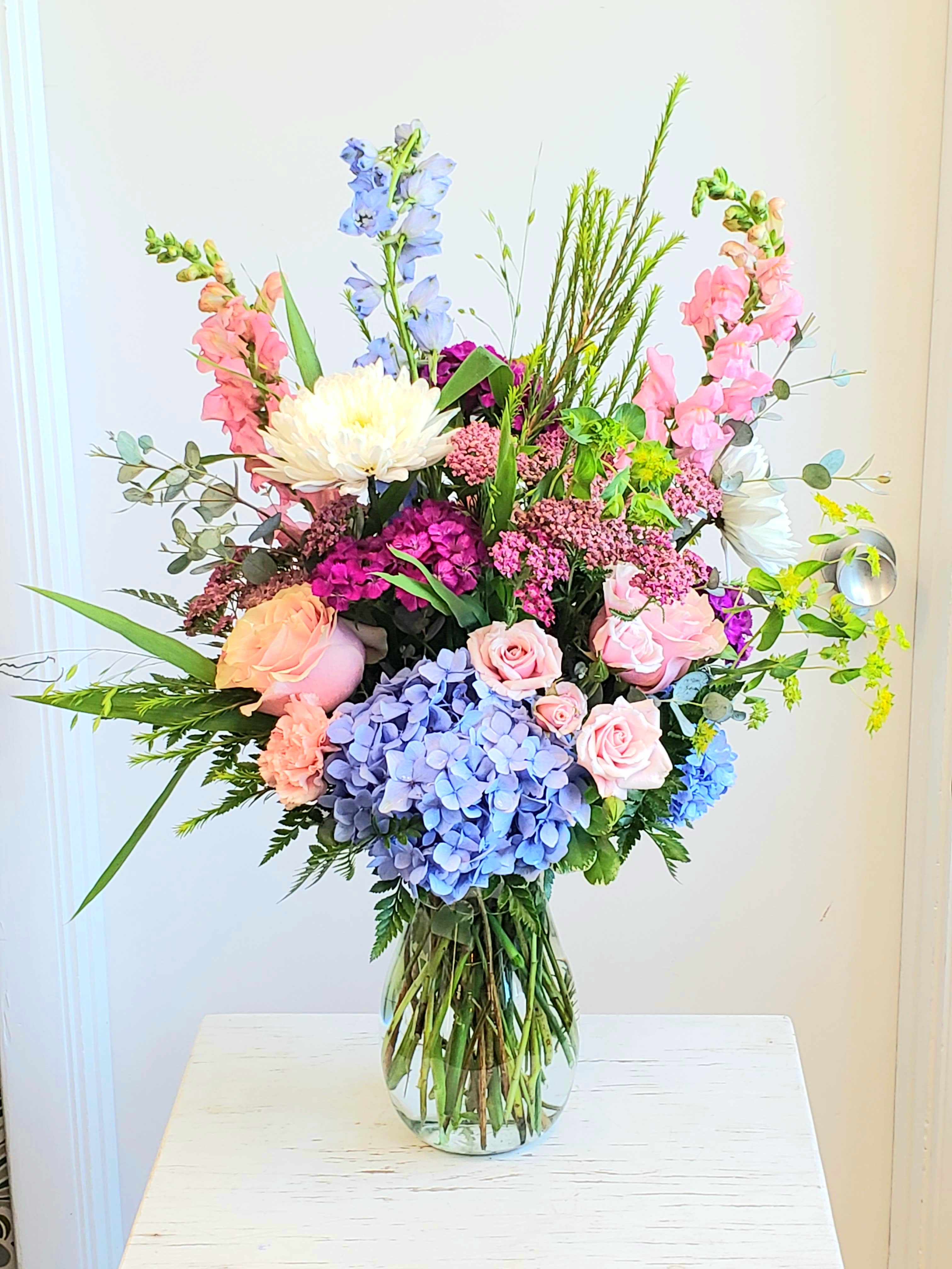 Pastel vase arrangement by Tandem Studio Pastel vase arrangement by Tandem Studio