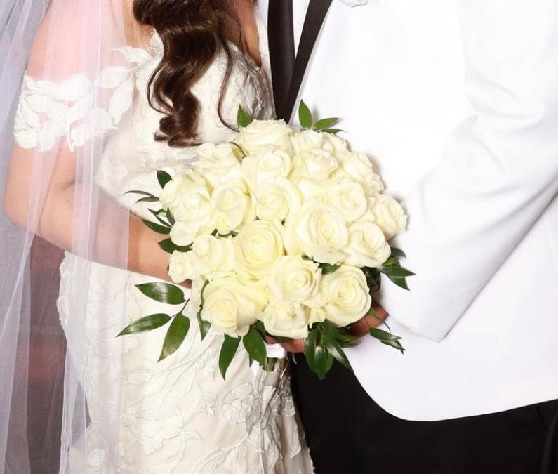I do, bridal bouquet - 30 premium roses, are included in this bridal bouquet. Round style hand held bouquet. 