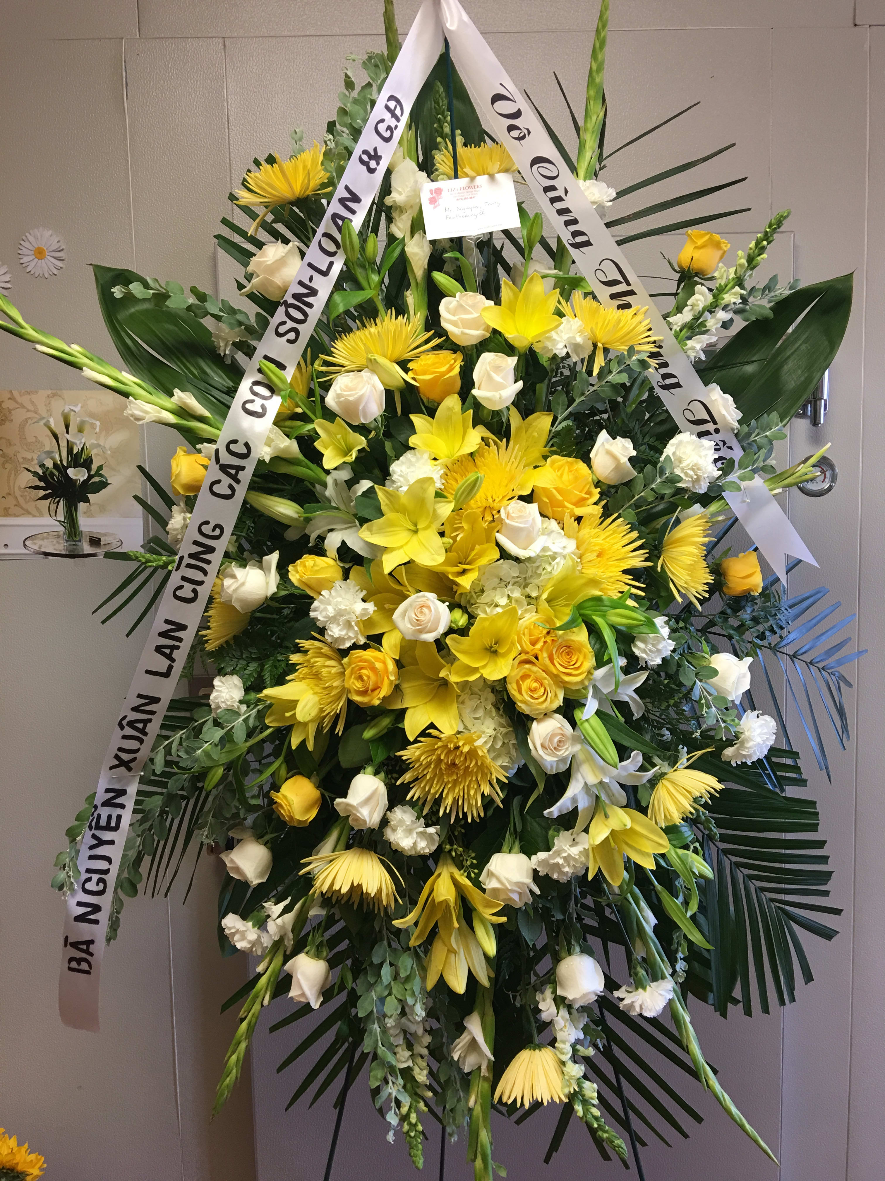 Yellow and white spray - Mixed premium flowers in yellow and white, very beautiful standing spray