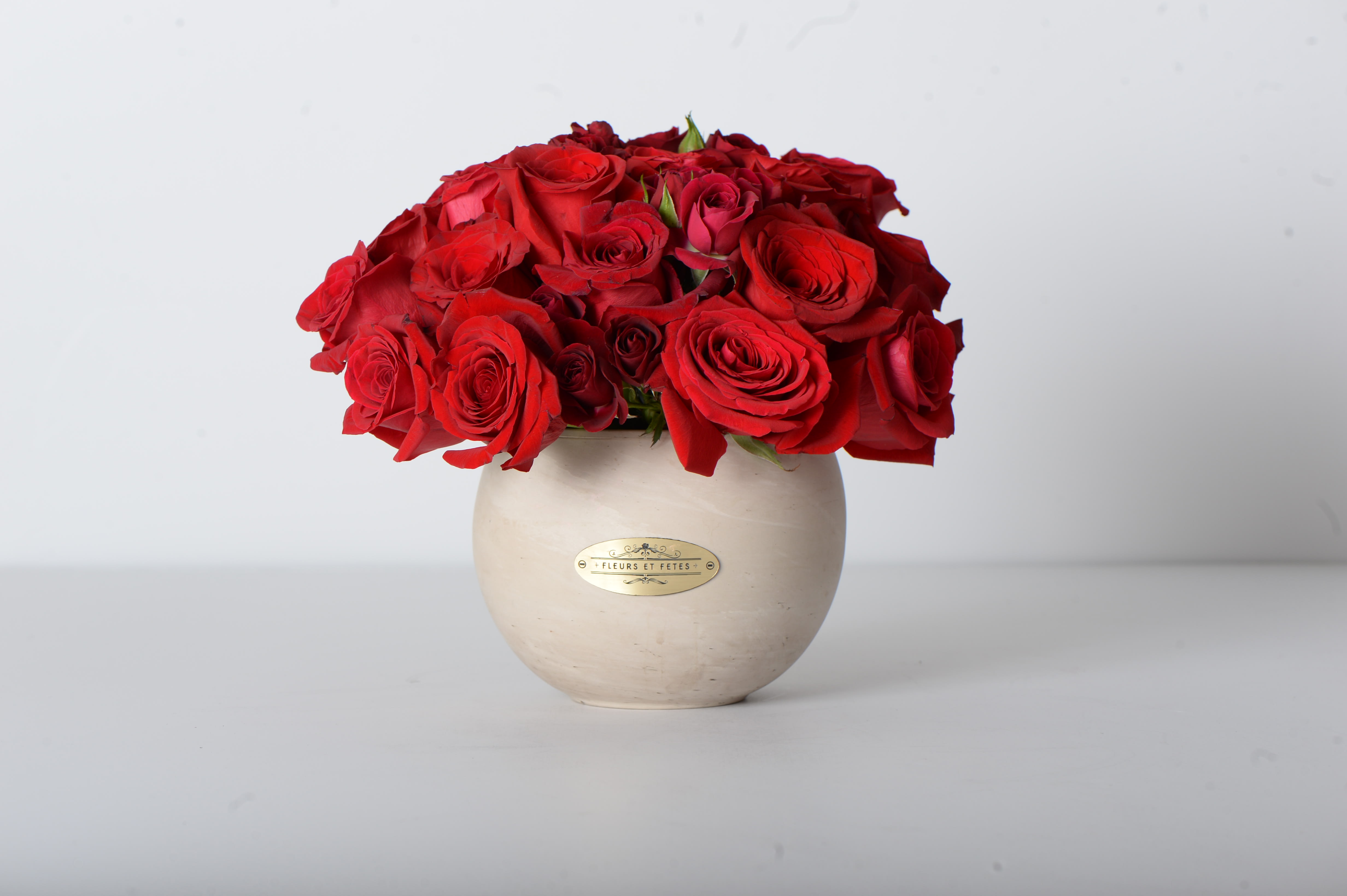 Goddess of love - Featuring fresh roses. Designed in Astrid pot.  *Due to Covid-19, some flowers may not be available. Fleurs et Fetes reserves the right to adjust the flowers and color depending on availability*  