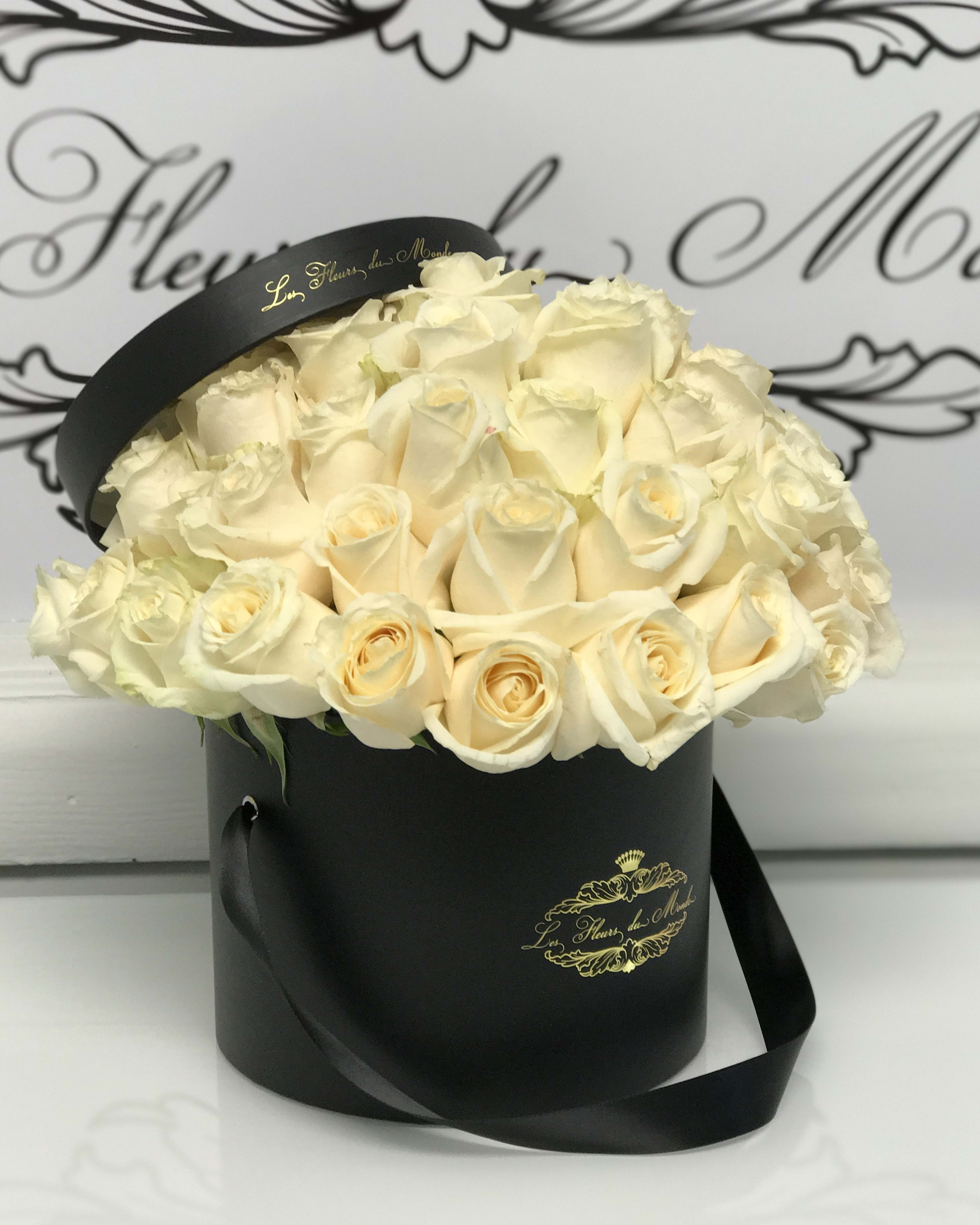 le Chic le Chic - Vendela cream roses in our signature black gift boxes make for a chic and classic display.