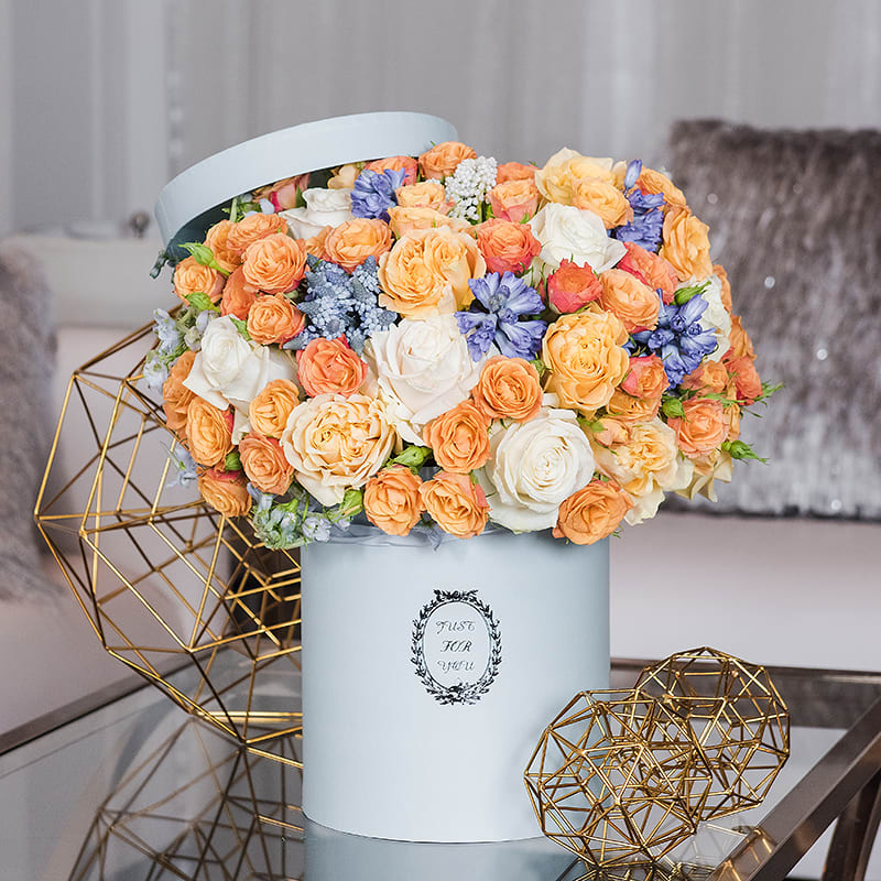 Powder Blue - This blue variety of hatbox is full of peach roses with accents of blue hyacinth. 