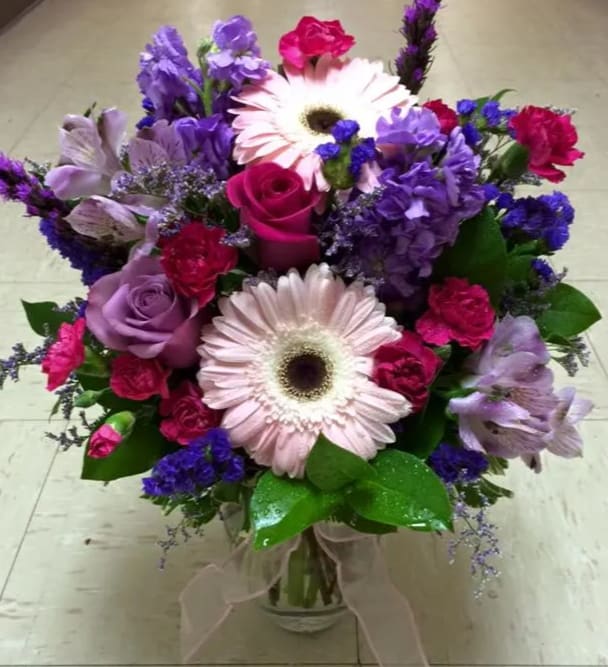 [TT-ARR66]:  FAIRLINGTON - THE FAIRLINGTON ARRANGEMENT BY TWIN TOWERS FLORIST IN CLEAR GLASS 8&quot; VASE.  APPROXIMATELY 20&quot;H