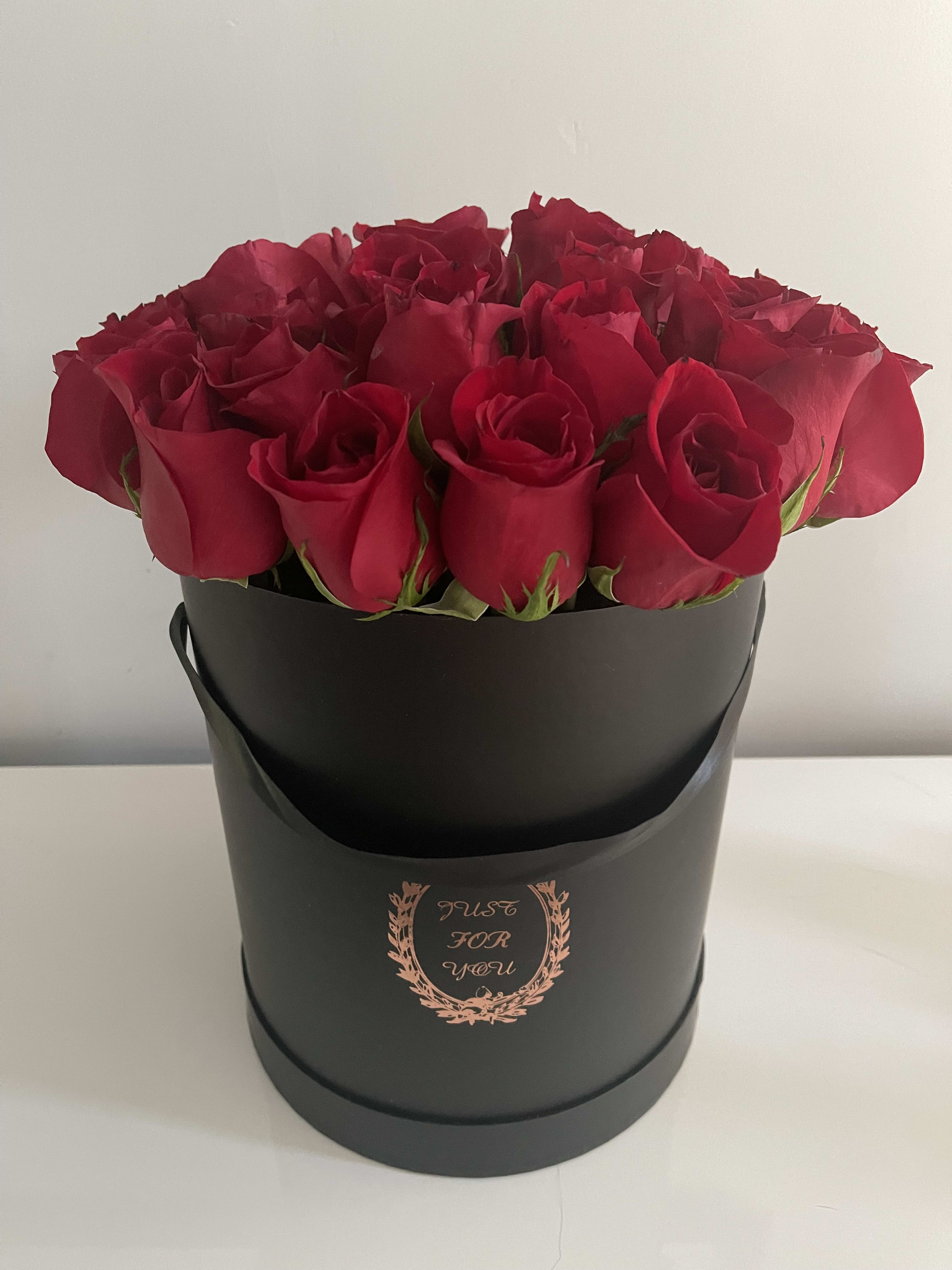 Roses box - Beautiful modern box with 30 red roses or the  color of you choice. 