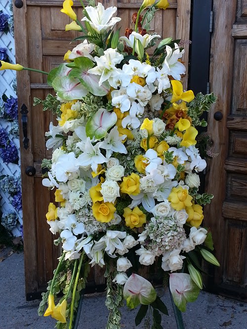 Mellow &amp; Yellow  - White and yellow flowers beautifully combined, creating a soft, yet jovial look.