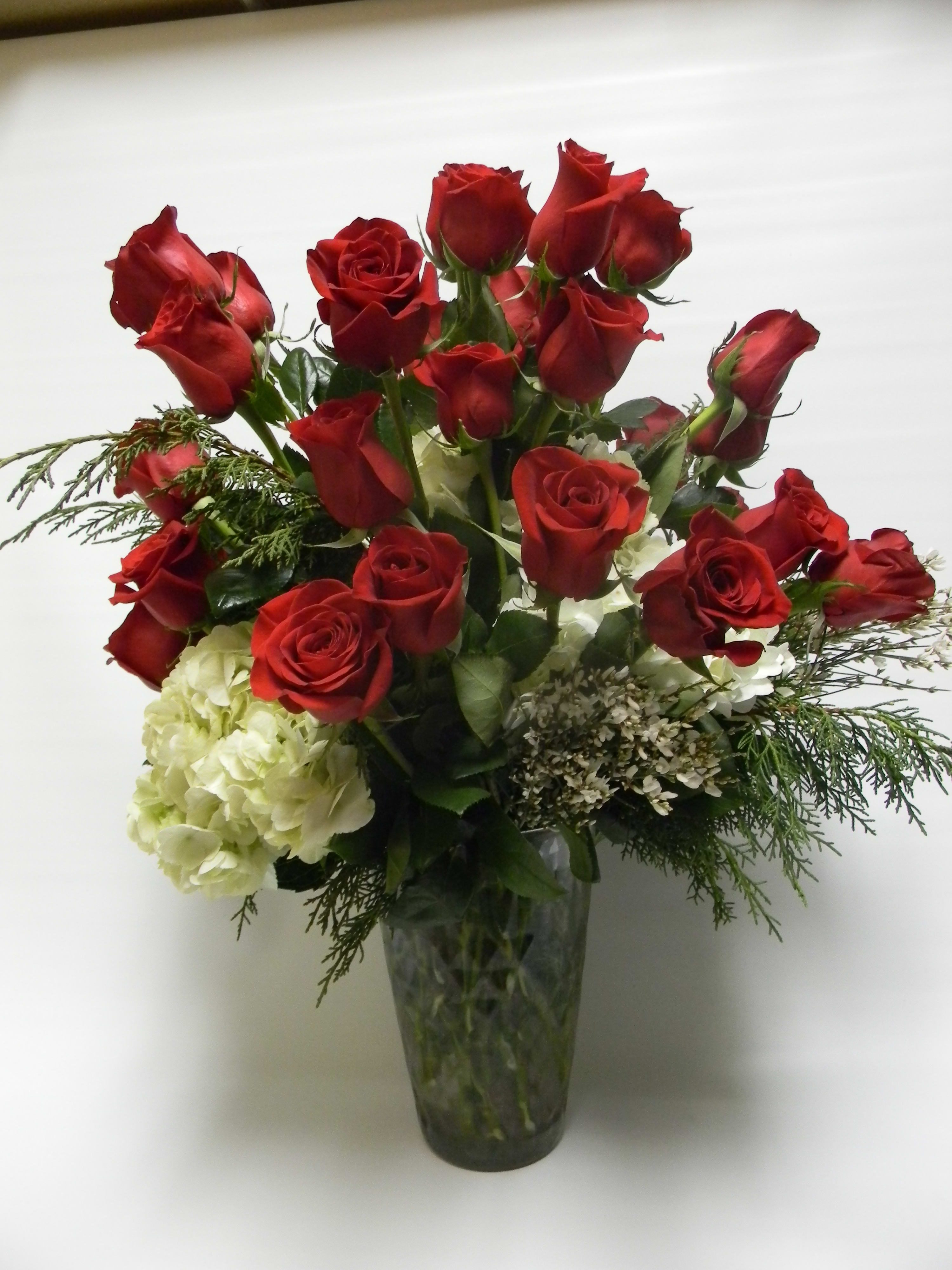 Roses spectaular Roses spectaular - A stunning vase of red roses and seasonal foliages