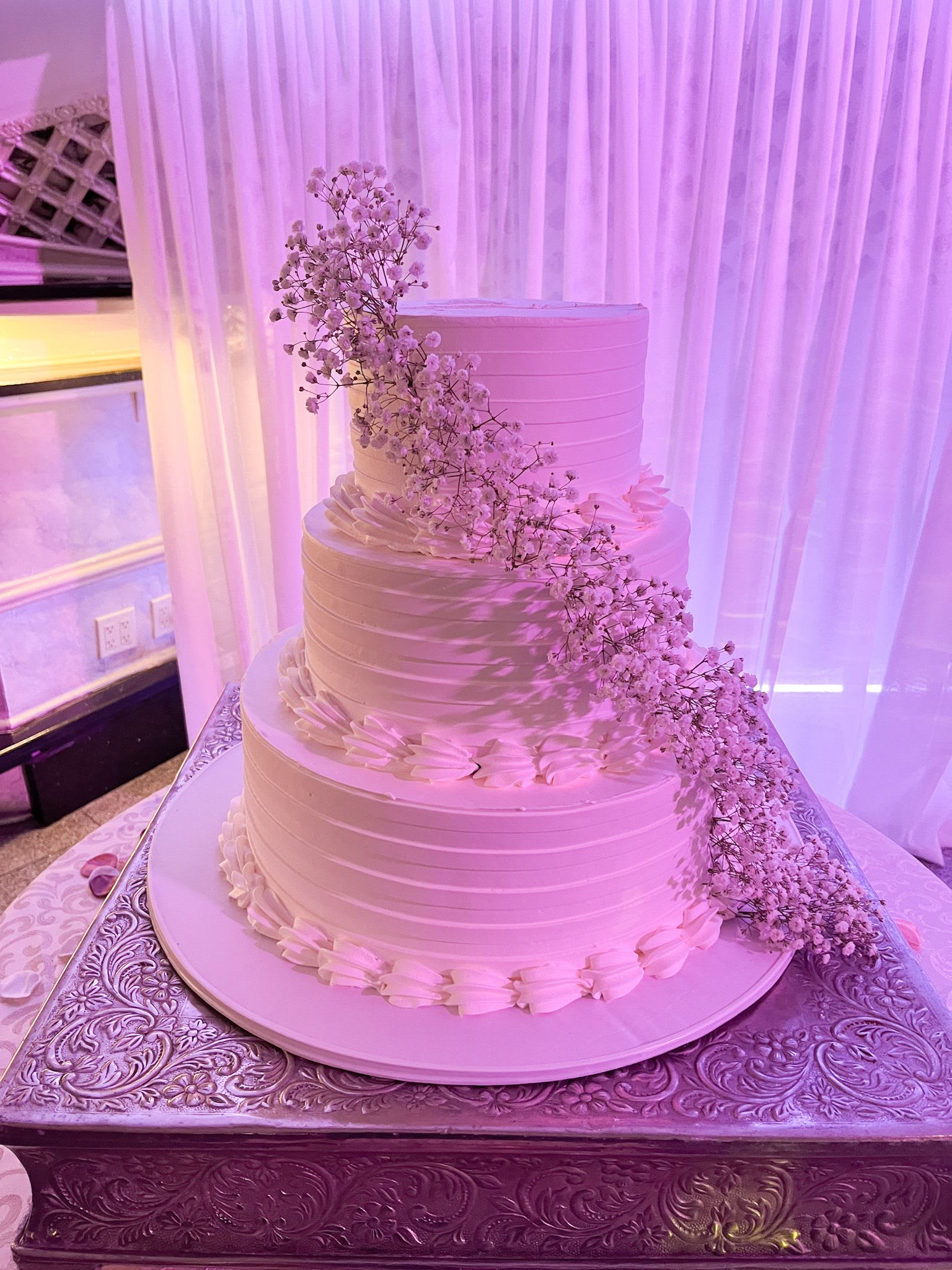 Baby's breath flowers cake decor Baby's breath flowers cake decor - Made with baby's breath.