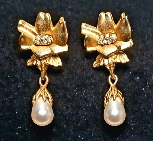Pungdon Mapan Earring(pearl) Gold Quality-Medium Gold weight-4.5San Please  dm for more details. | Instagram