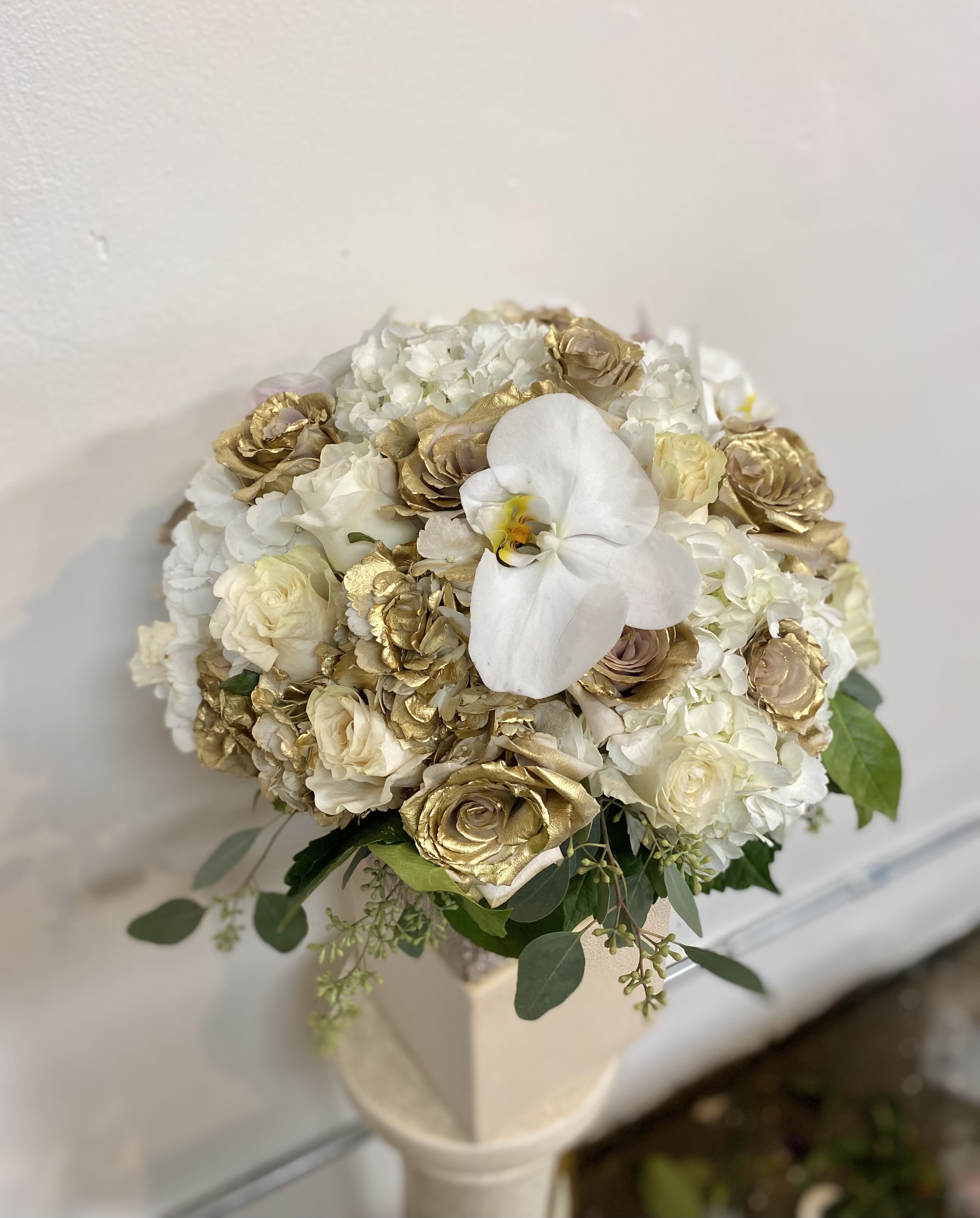 Gold Flair - An elegant, luxurious, chic... Shall we go on? This beauty will make hearts flutter and it's the perfect way to get to anyone's heart and soul ;) Seasonal varieties include roses, hydrangeas, and phalaenopsis/dendrobium orchids, which will depend on availability. 