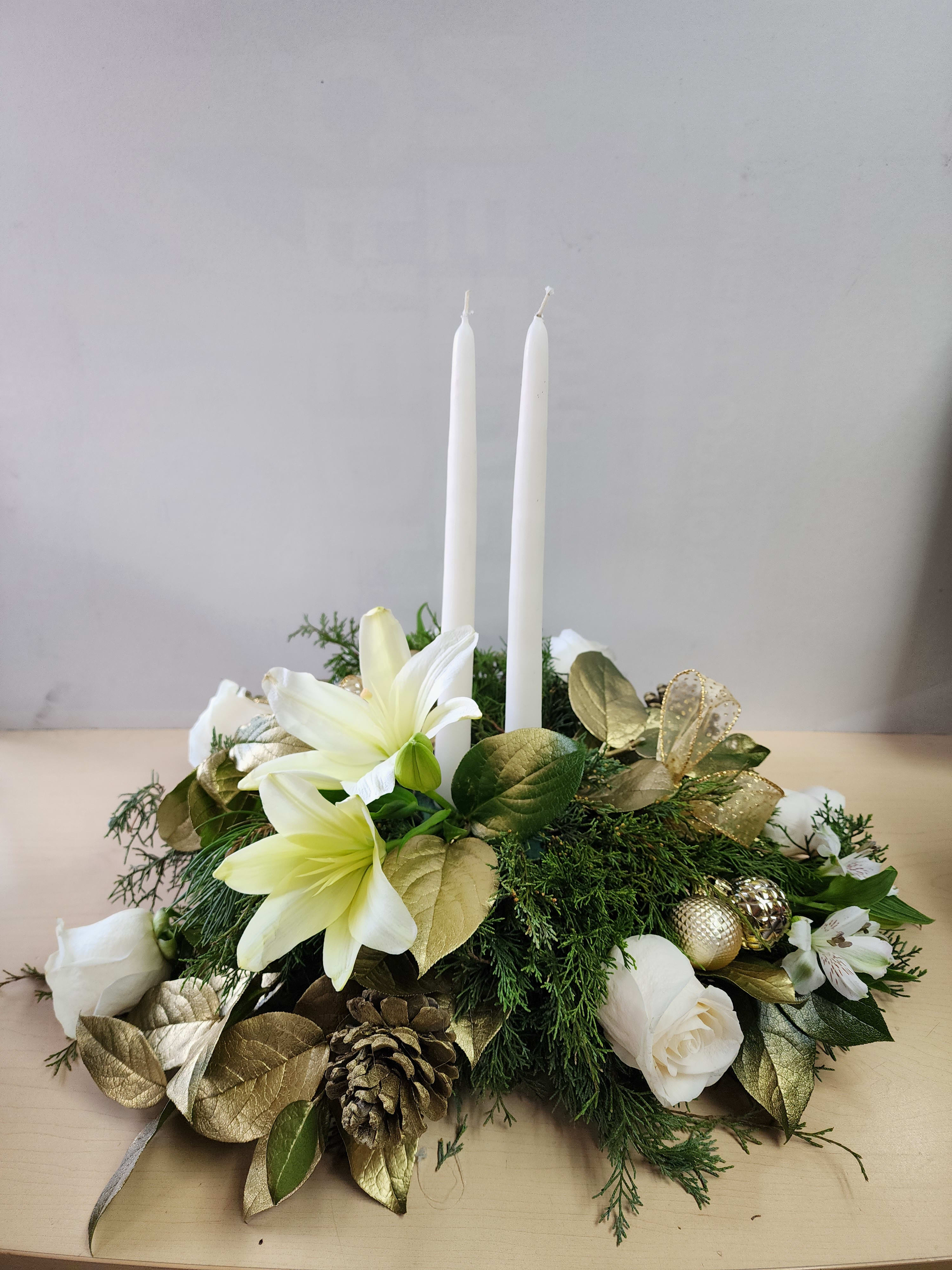 The goodness center Piece The goodness center Piece - s witte noses I slem witte litg. 2. witte. Astro 2 pinecones 2 gold Painted. lemon leaves 2 gold bows 2 white Candles